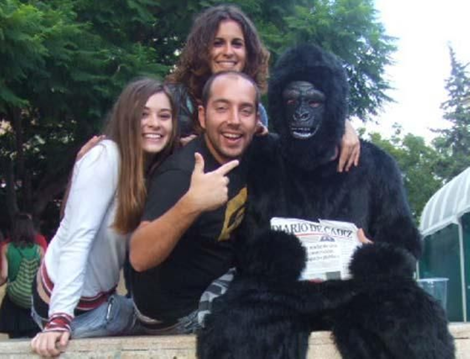 Iba para hombre, pero se quedó en mono. Eso sí, un mono muy leído, que va con su Diario a todas partes. Si te encontraste con nuestro particular monkey el sábado, búscate en esta galería. 

Foto: Senda