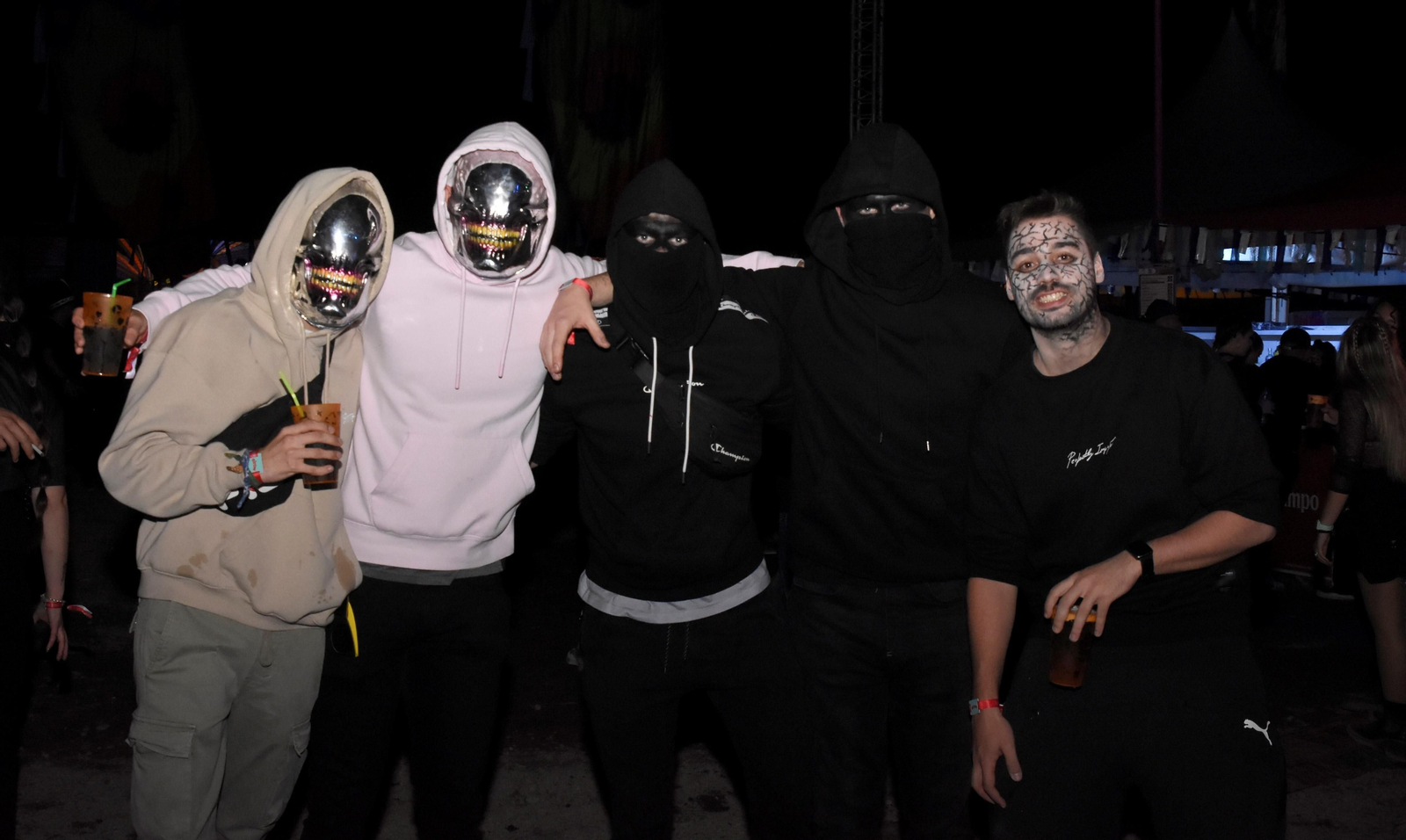 El festival Elrow reúne en Córdoba a miles de personas, en imágenes