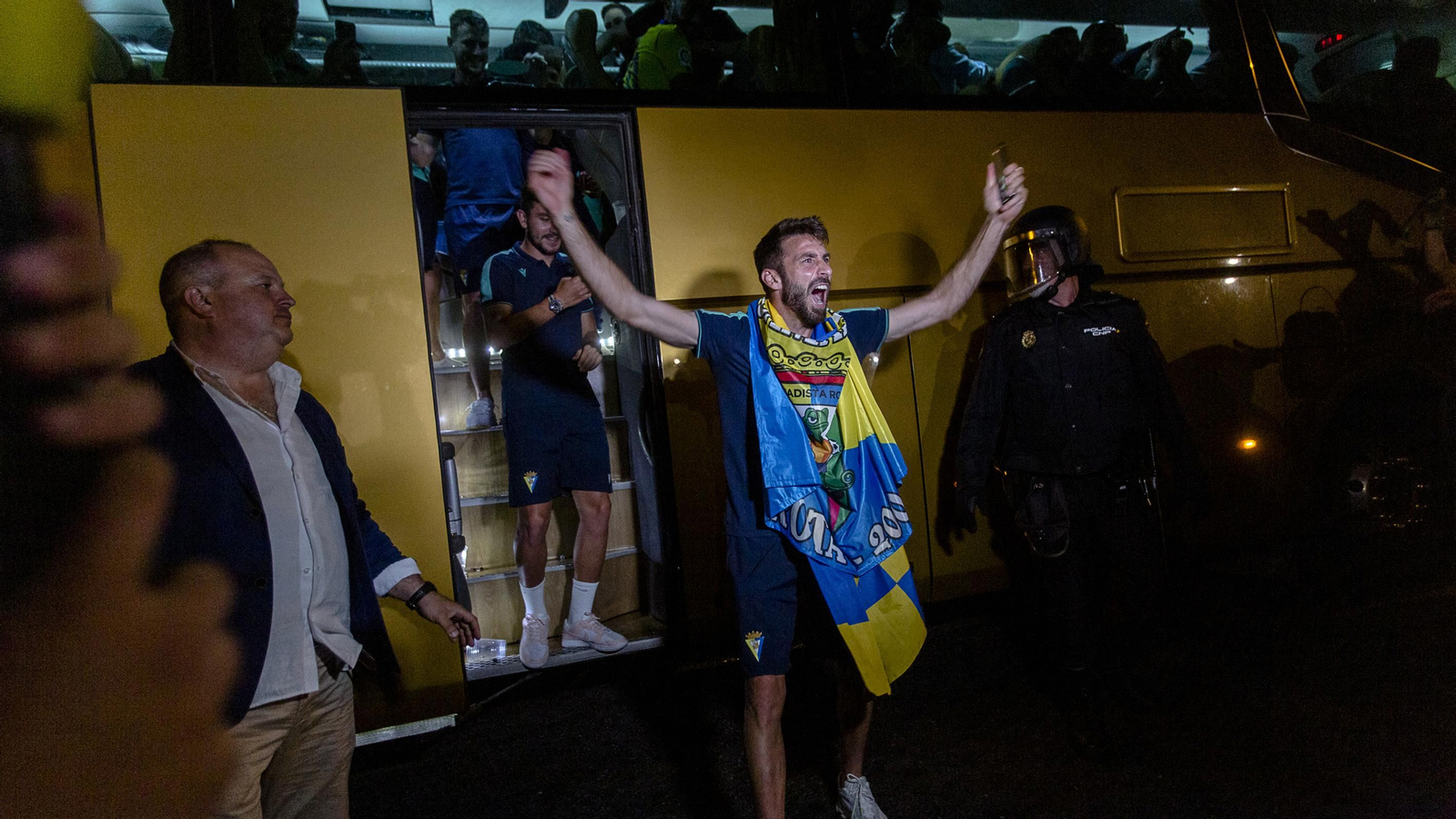En imágenes el encuentro de los jugadores del Cádiz C.F. y la afición en las Puertas de Tierra.