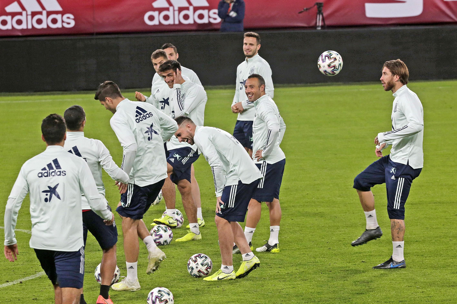 Imágenes de la selección española entrenando en el estadio Carranza