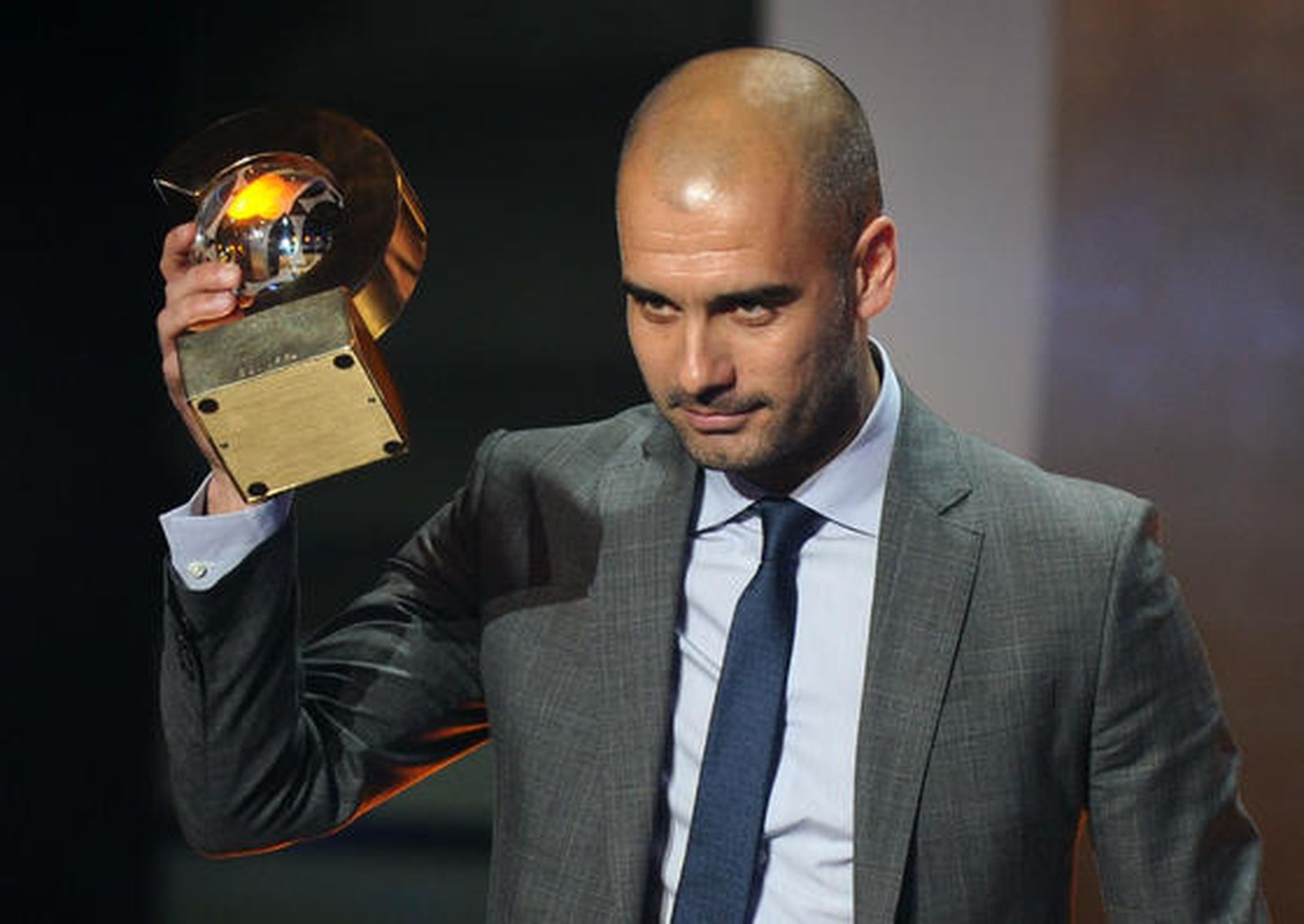 Pep Guardiola recoge el premio al mejor entrenador de la temporada. / AFP