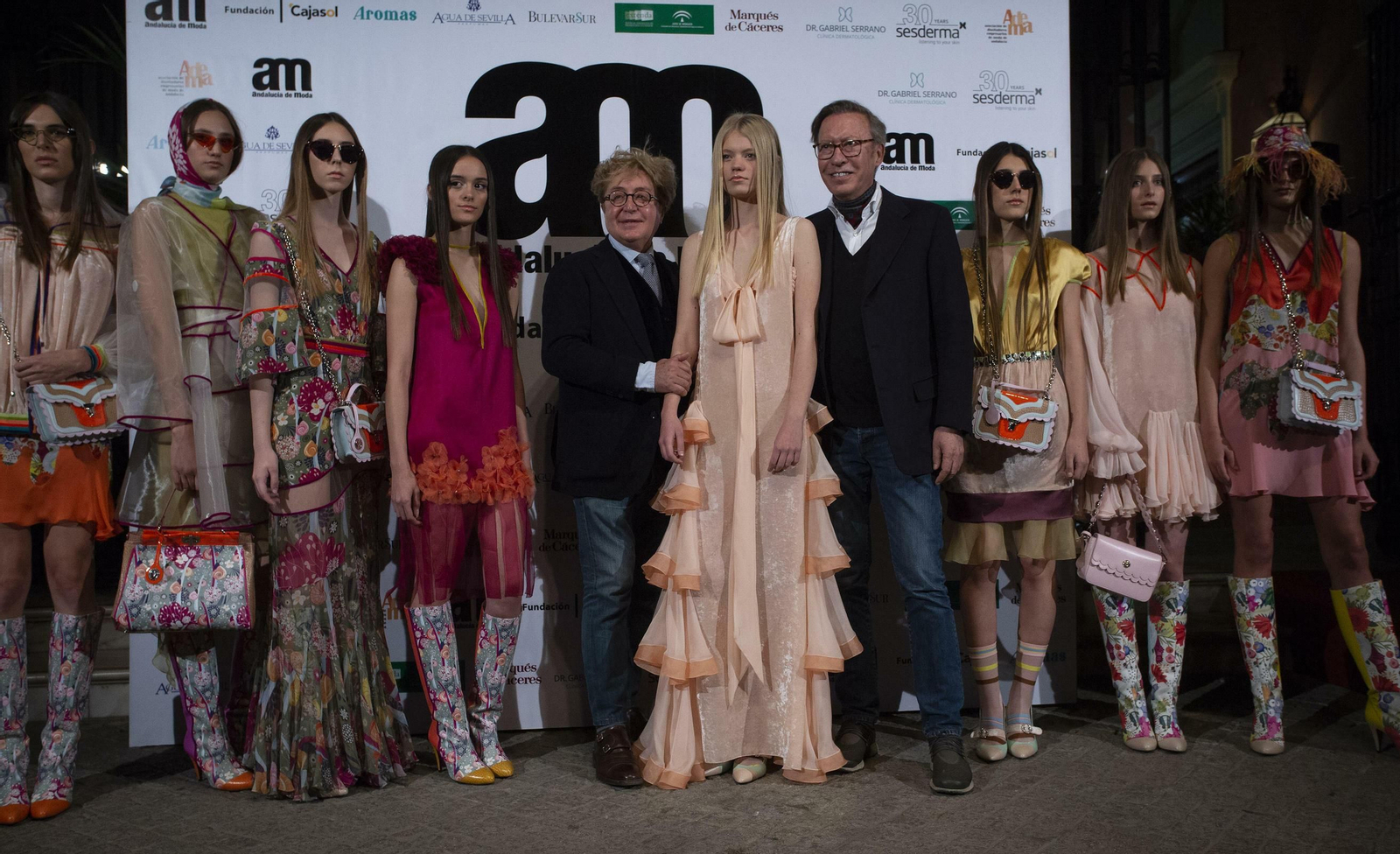 Victorio & Lucchino posan con las modelos tras el desfile.