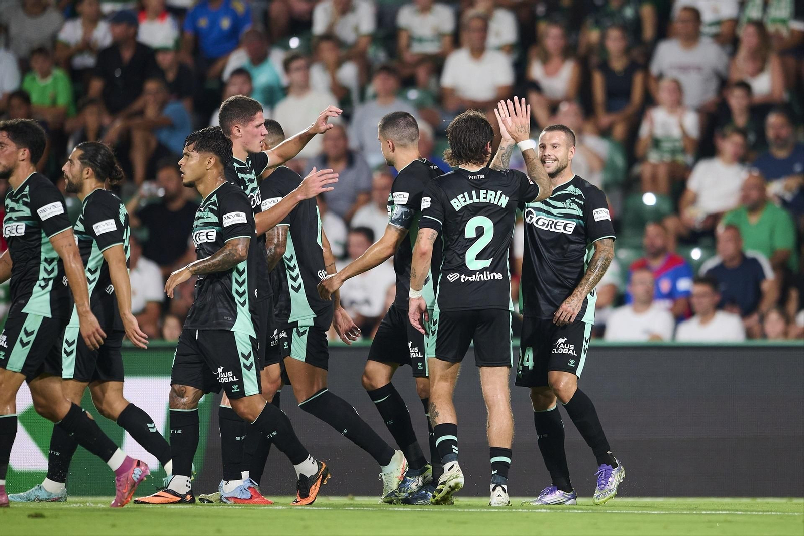Aitor Ruibal celebra su gol con Bellerín.