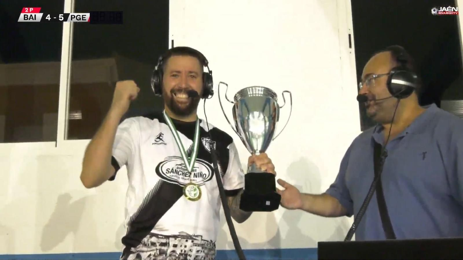 David González posa con la copa, junto al periodista de Jaén en Juego, José Luis López.