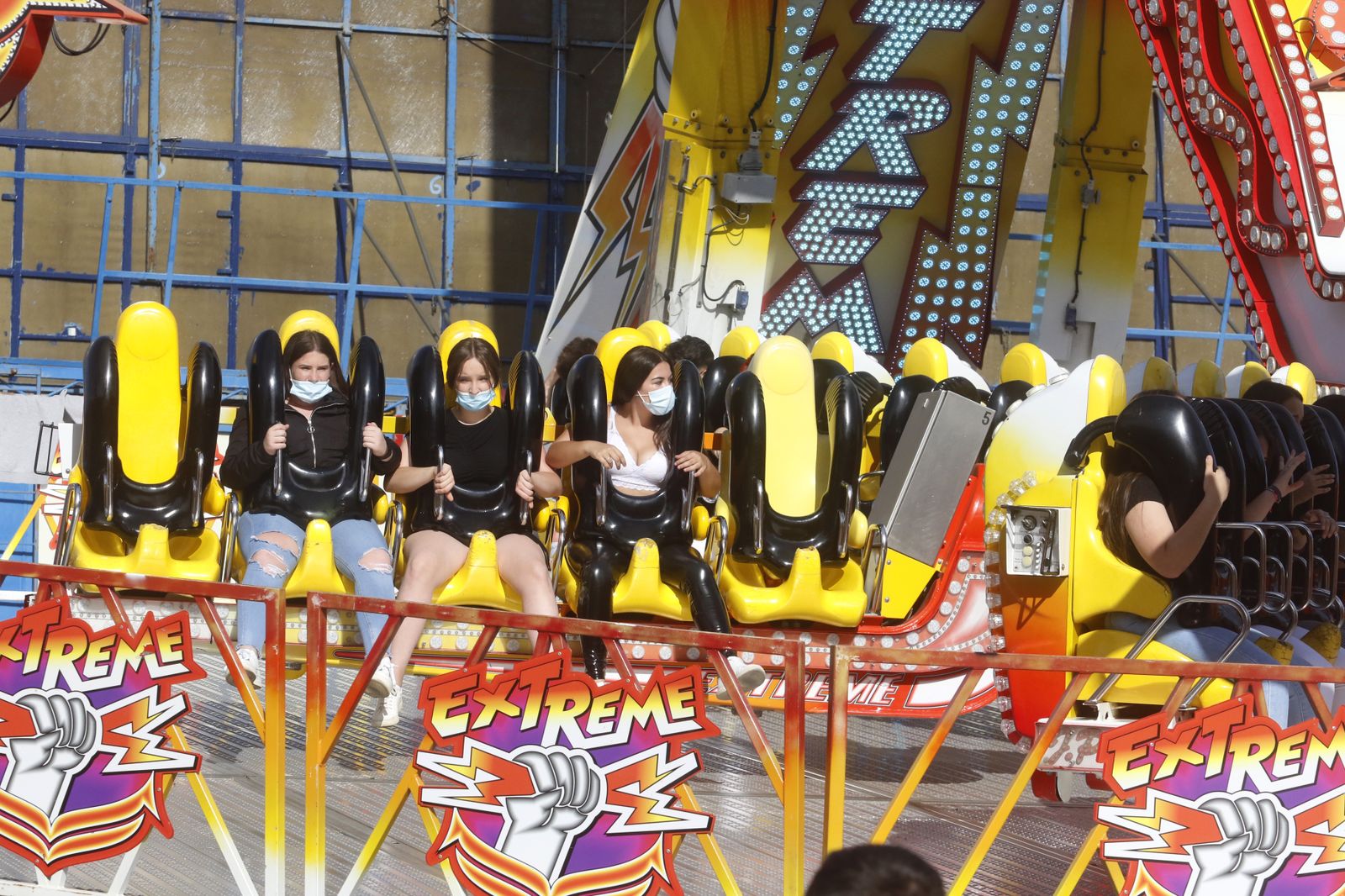 Primera jornada en el parque de atracciones de El Arenal, en imágenes