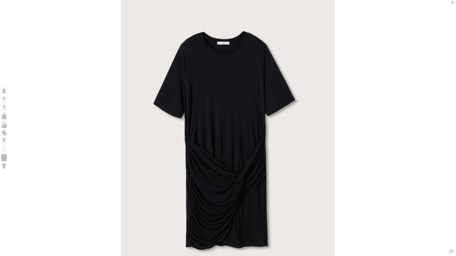 Vestido negro con frunce de Mango.