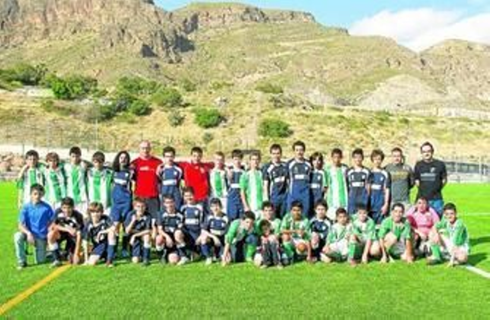 Jugadores y técnicos del Poli Aguadulce y de Los Gallardos sobre el nuevo campo.