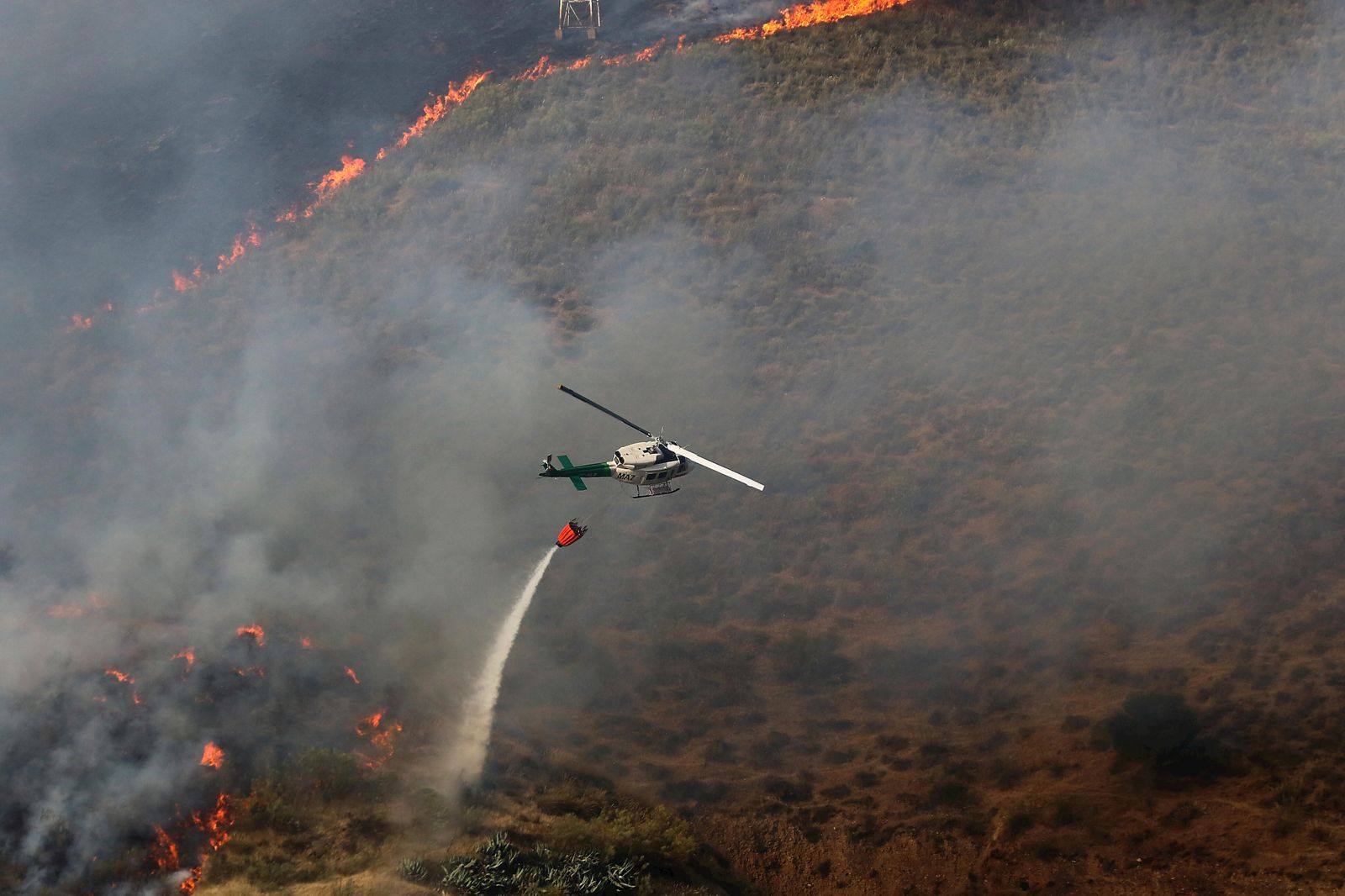El Cerro de San Miguel de Granada vuelve a arder en un incendio que ya está controlado