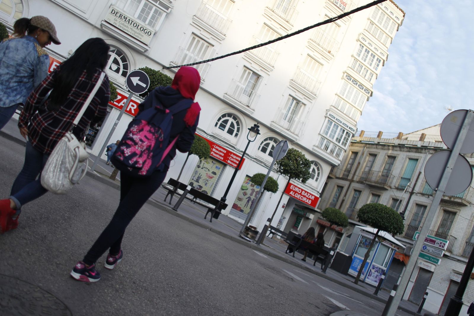 Tres jóvenes pasean por la Plaza Juan de Lima, en el barrio de La Caridad de Algeciras.