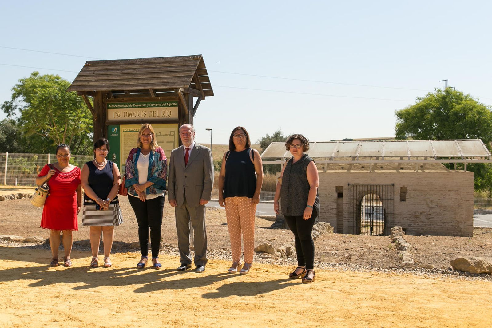 El presidente de la Diputación de Sevilla y la alcaldesa de Palomares del Río en los baños árabes de la localidad.