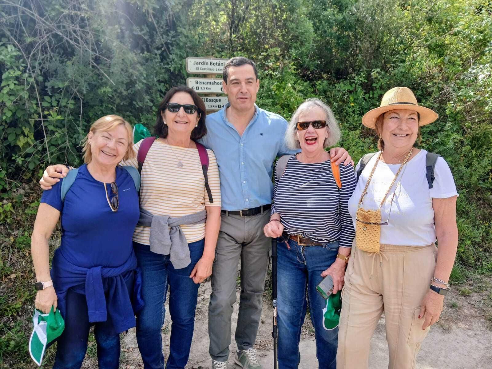 Juanma Moreno en el sendero del río Majaceite