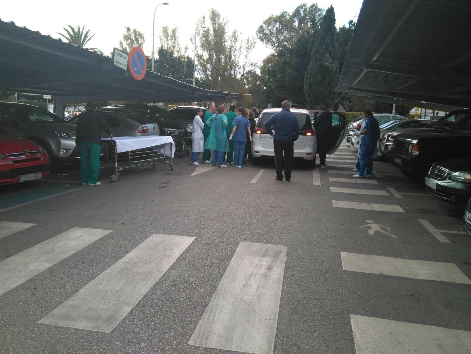 El aparcamiento del Hospital Materno durante el alumbramiento. El aparcamiento del Hospital Materno durante el alumbramiento.