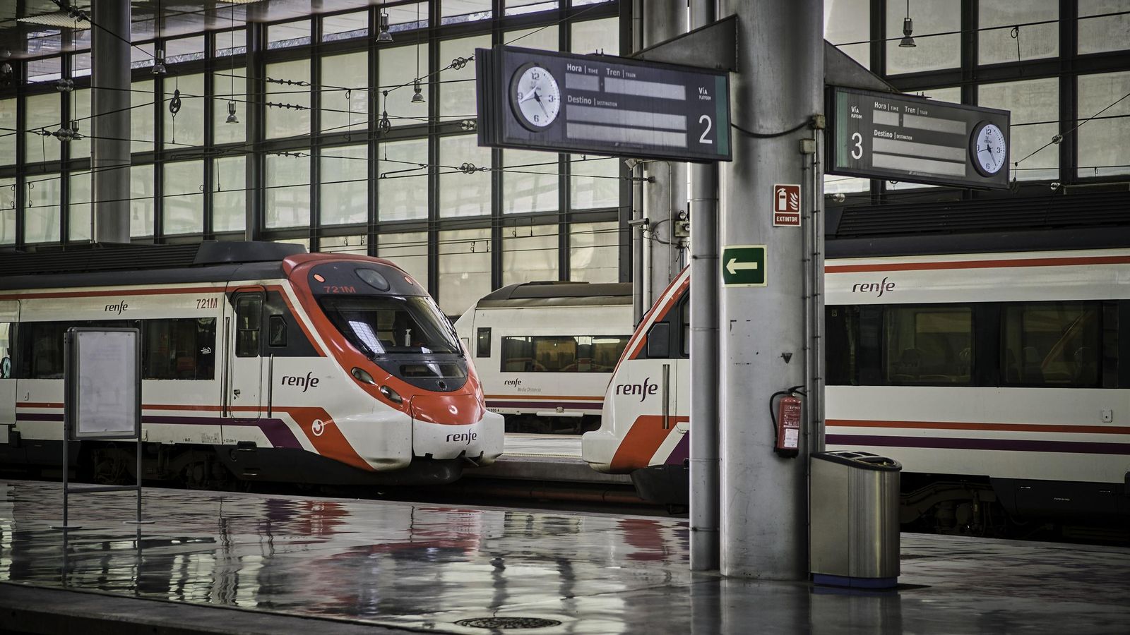 Trenes estacionados en la terminal de Cádiz.