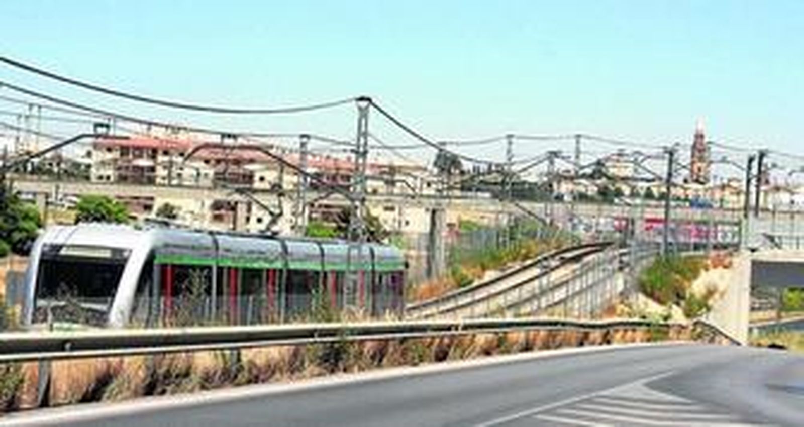 Un vehículo del Metro de Sevilla atraviesa el Aljarafe en dirección a la capital.