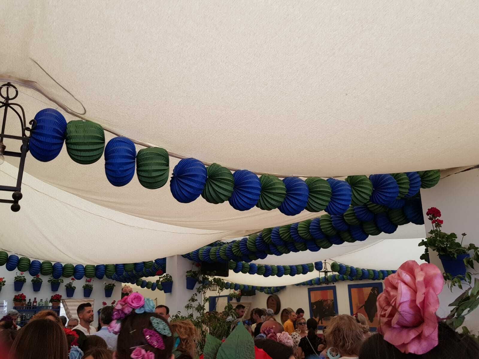 Imagen de los farolillos que decoran el techo de 'Kapote'.