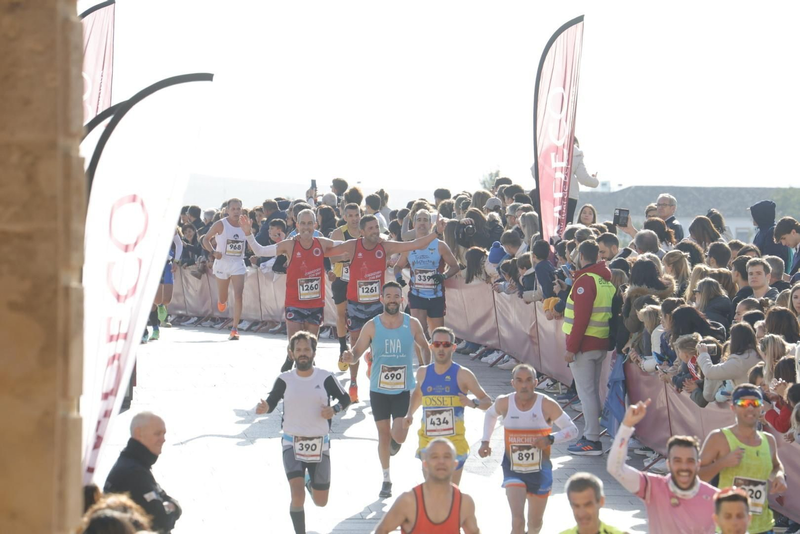 Media Maratón de Córdoba 2023: La gloria de cruzar la Puerta del Puente, en imágenes