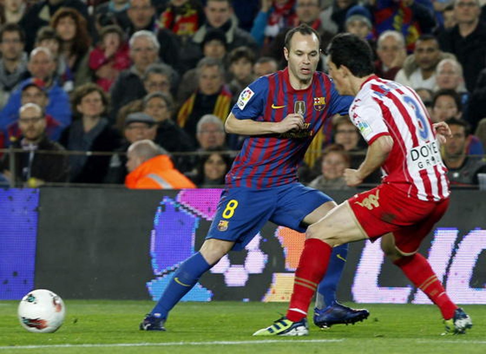 El Barcelona sufre para ganar con diez al Sporting de Gijón. / EFE