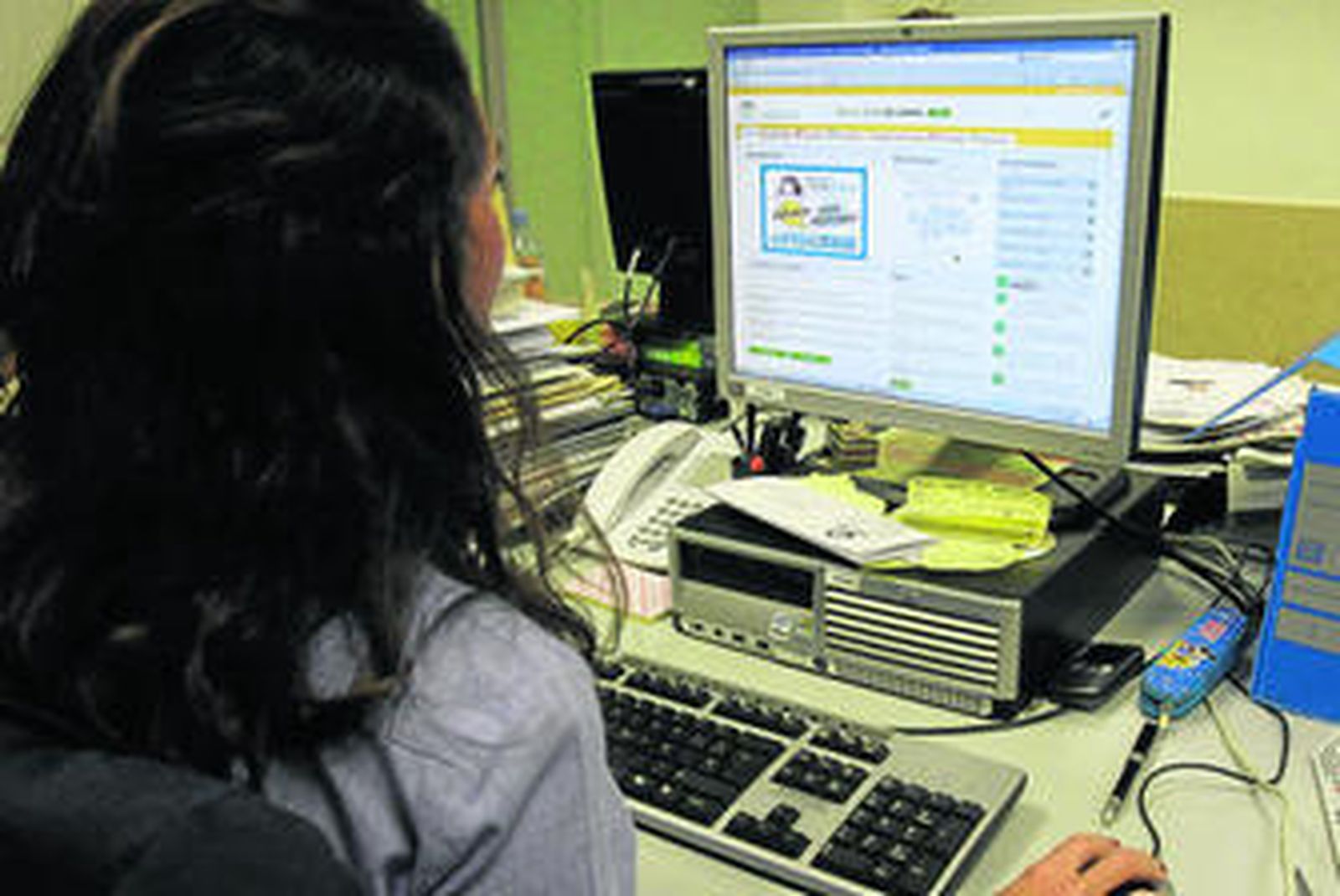 Una internauta navega por la Oficina Virtual del Servicio Andaluz de Empleo.