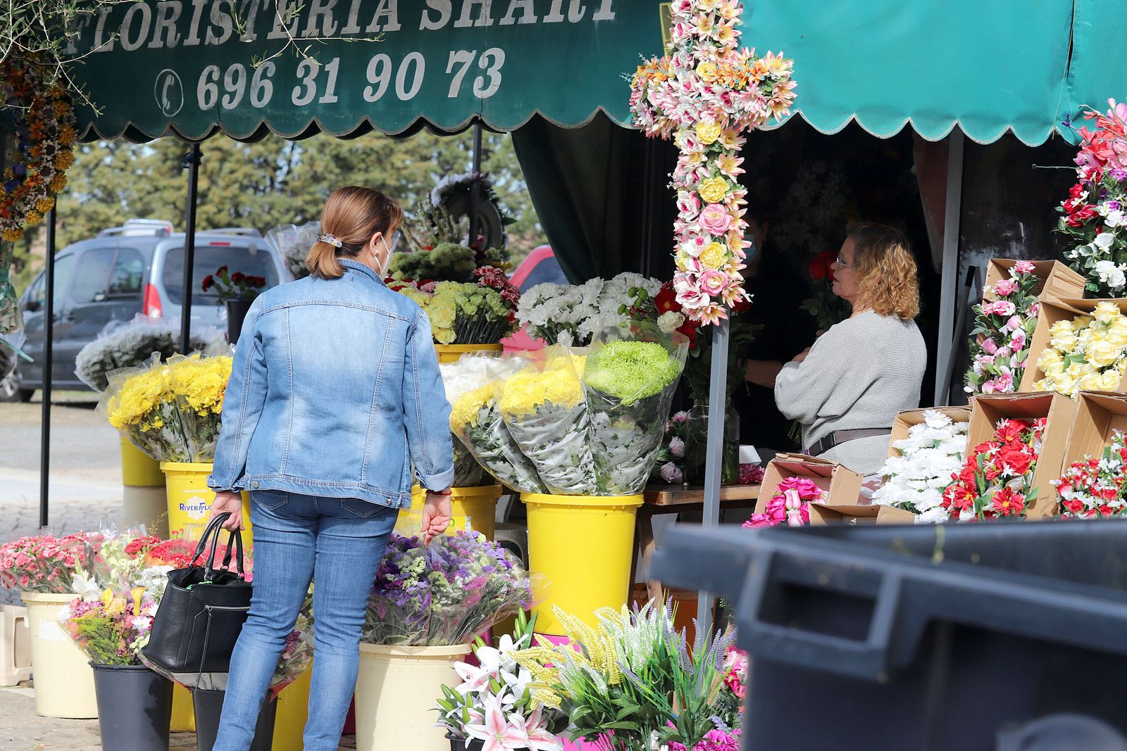 Imágenes de los preparativos en el cementerio de Huelva con motivo de la festividad de Todos los Santos