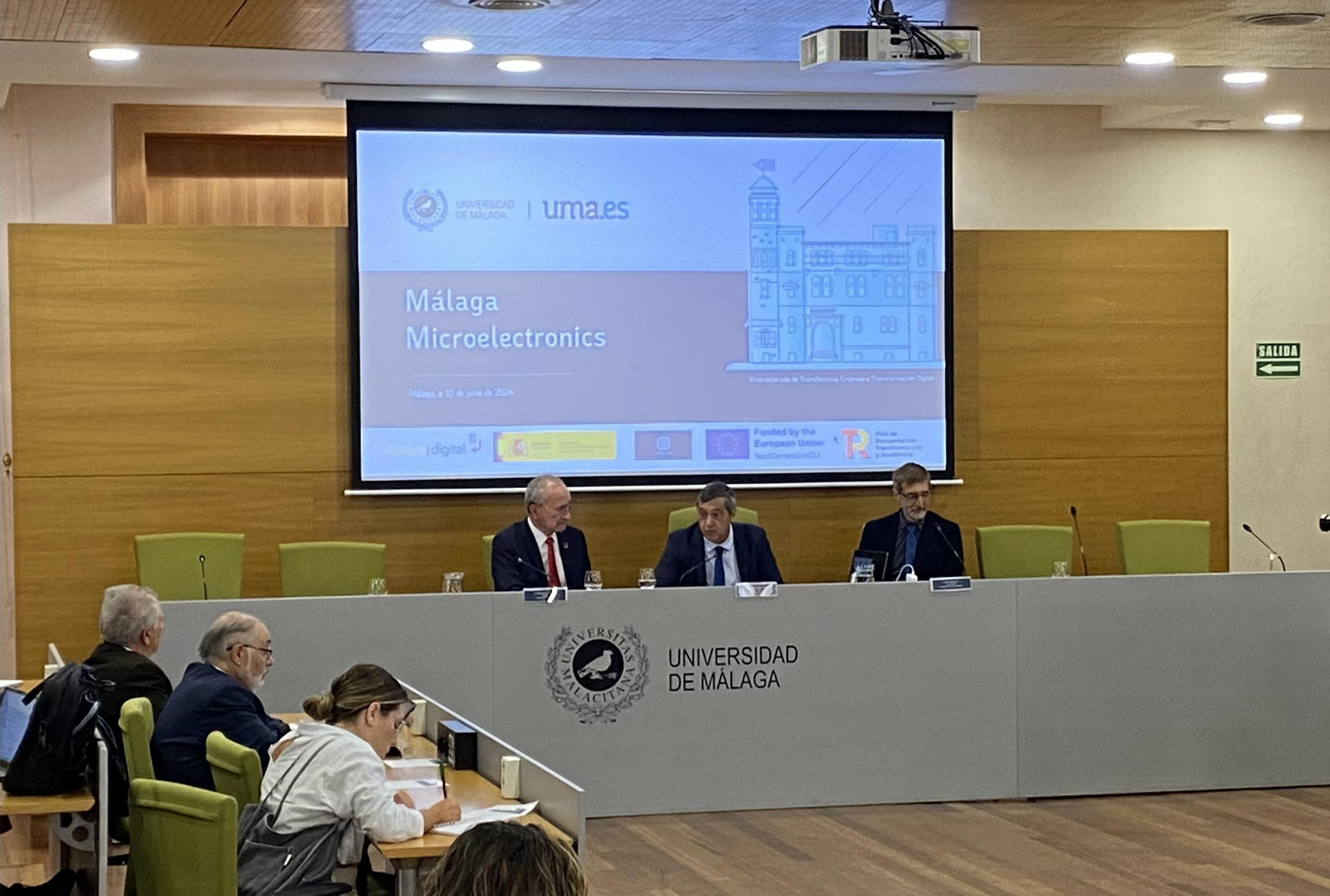 El alcalde de Málaga, Francisco de la Torre; el rector de la UMA, Teodomiro López, y el CTO de Microelectrónica de InnovaIRV, Mario Nemirovsky El alcalde de Málaga, Francisco de la Torre; el rector de la UMA, Teodomiro López, y el CTO de Microelectrónica de InnovaIRV, Mario Nemirovsky