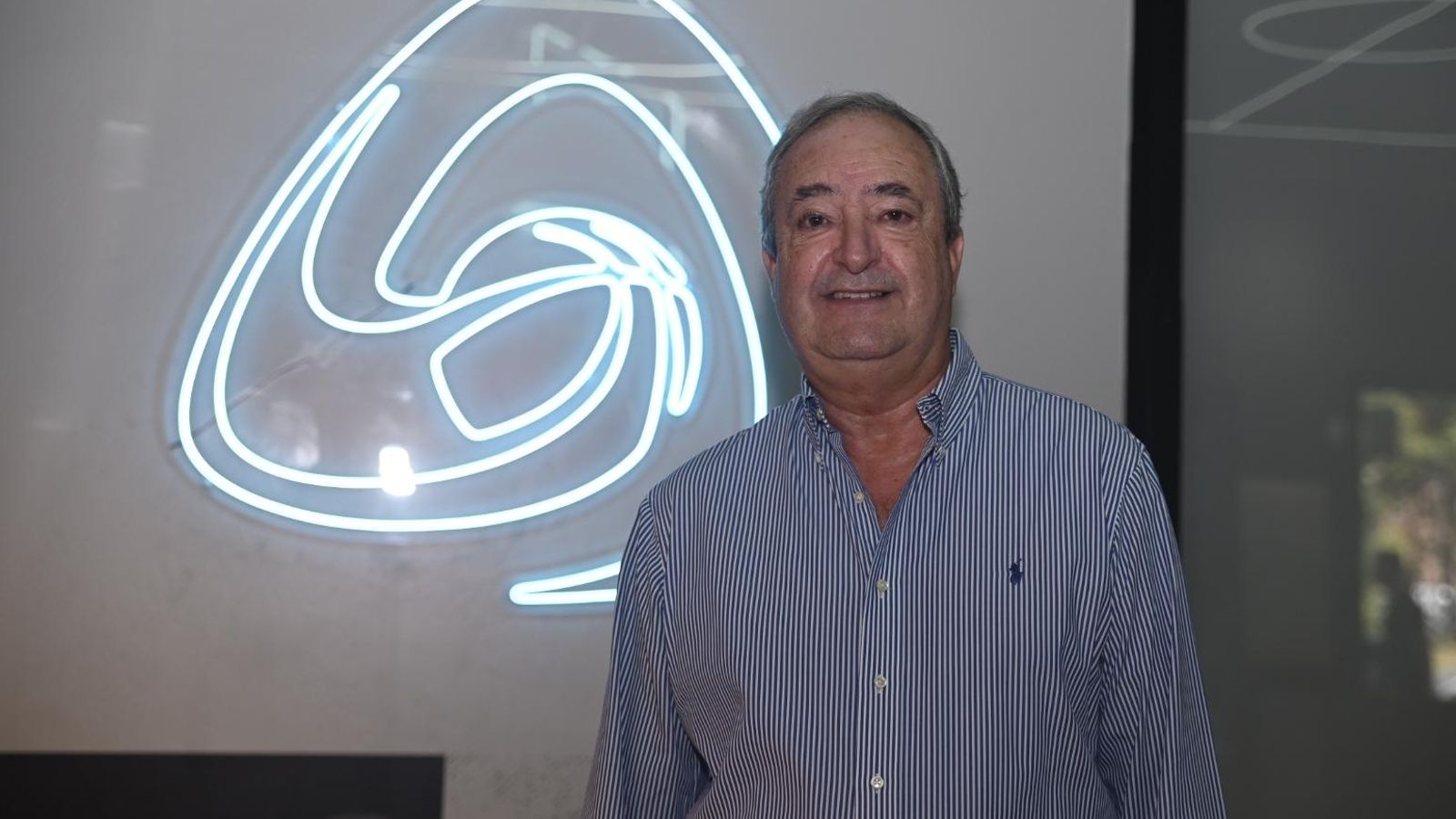 Antonio de Torres posa en la sede de la FAB para 'el Día'.