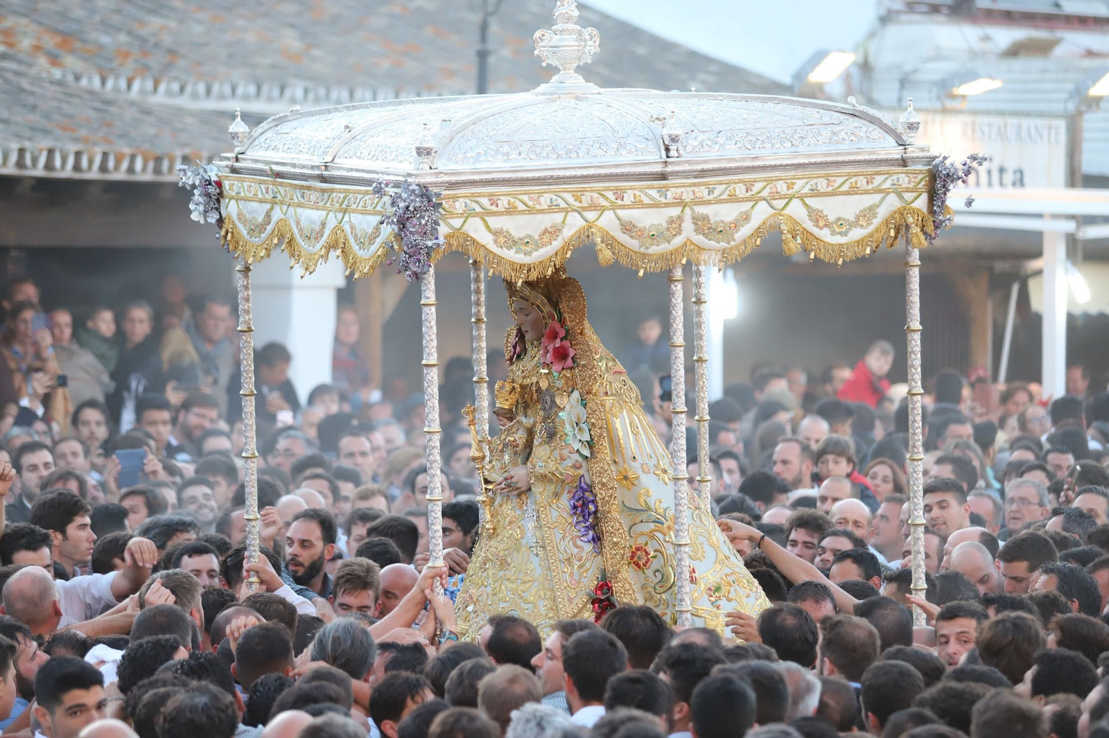 Procesión de la Virgen del Rocío en 2019.