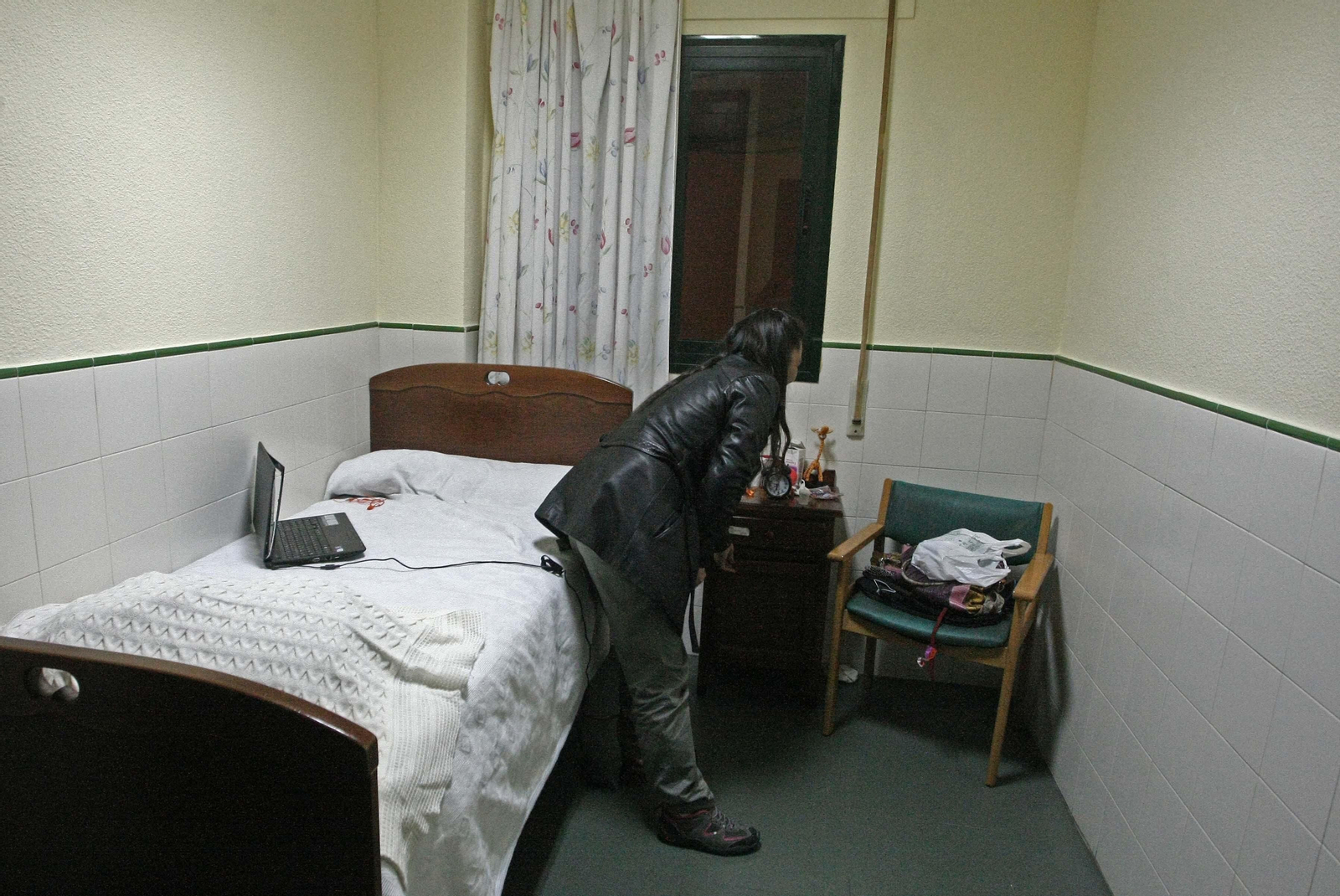 Una usuaria en una de las habitaciones del centro de acogida de la Cruz Blanca en Algeciras, ayer.