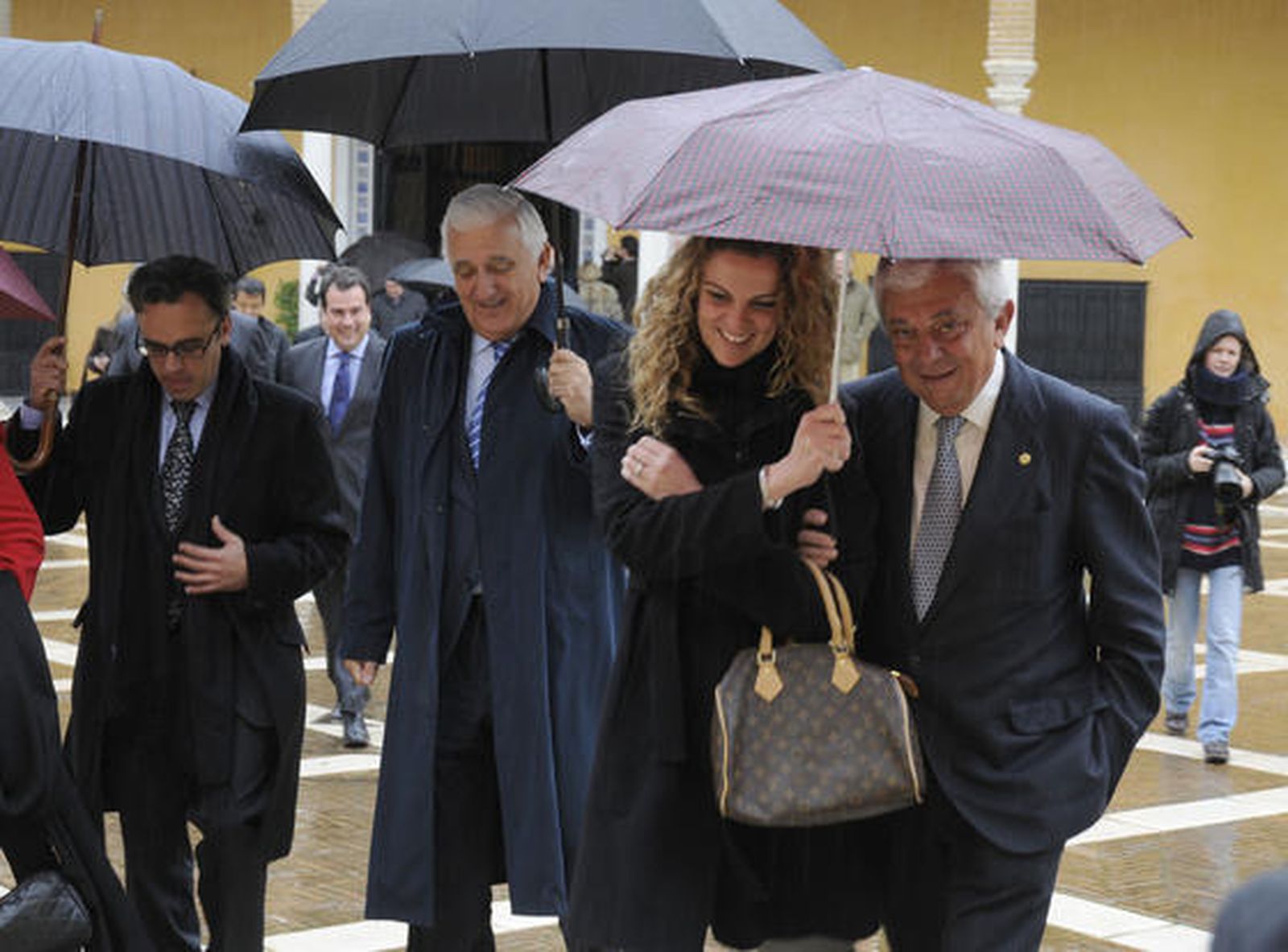 Santiago Herrero, presidente de la CEA (en el centro de la imagen), y Francisco Herrero, presidente de la Cámara de Comercio de Sevilla, a la derecha.

Foto: Juan Carlos Vázquez