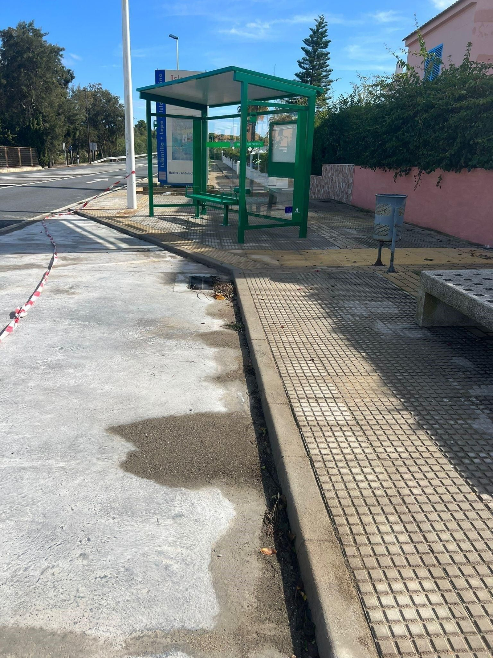 La Junta mejora la parada de autobuses en la zona de Urbasur de Isla Cristina instalando una marquesina