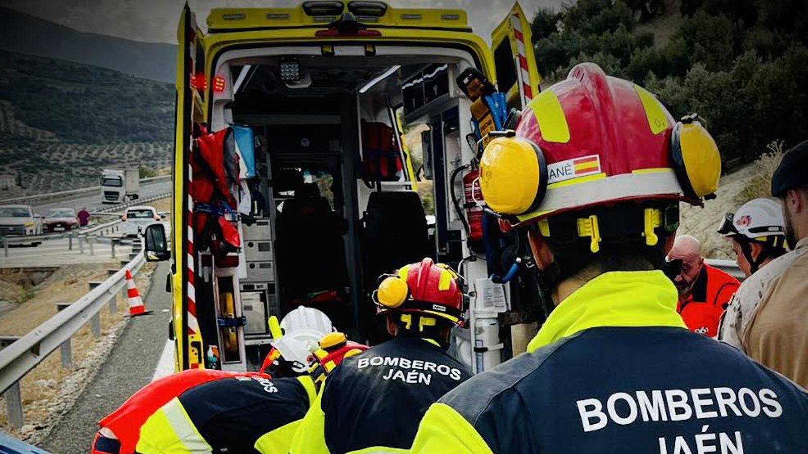 Traslado del herido a la ambulancia.