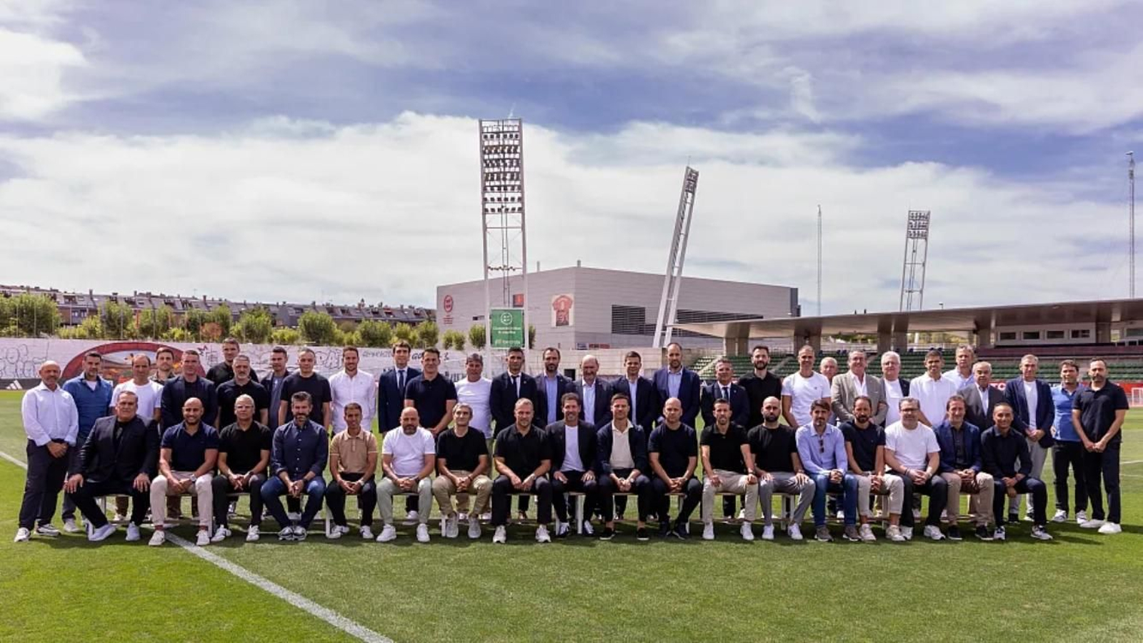 Foto de familia de todos los entrenadores presentes en este encuentro.