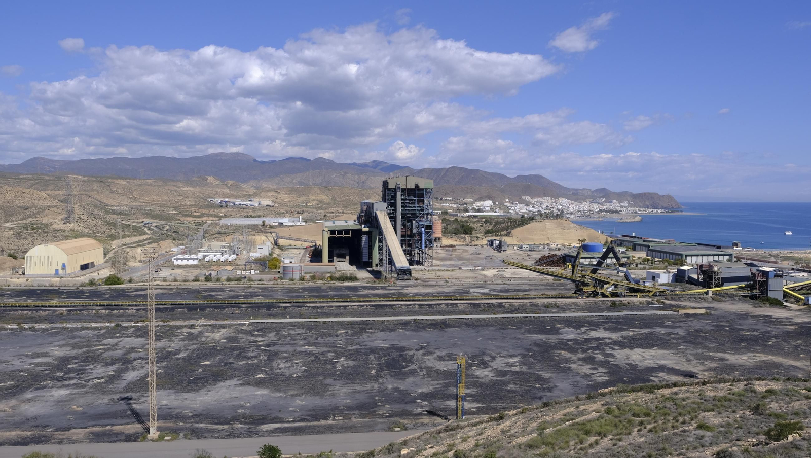 La voladura-demolición de la central térmica de Endesa en Carboneras, en imágenes