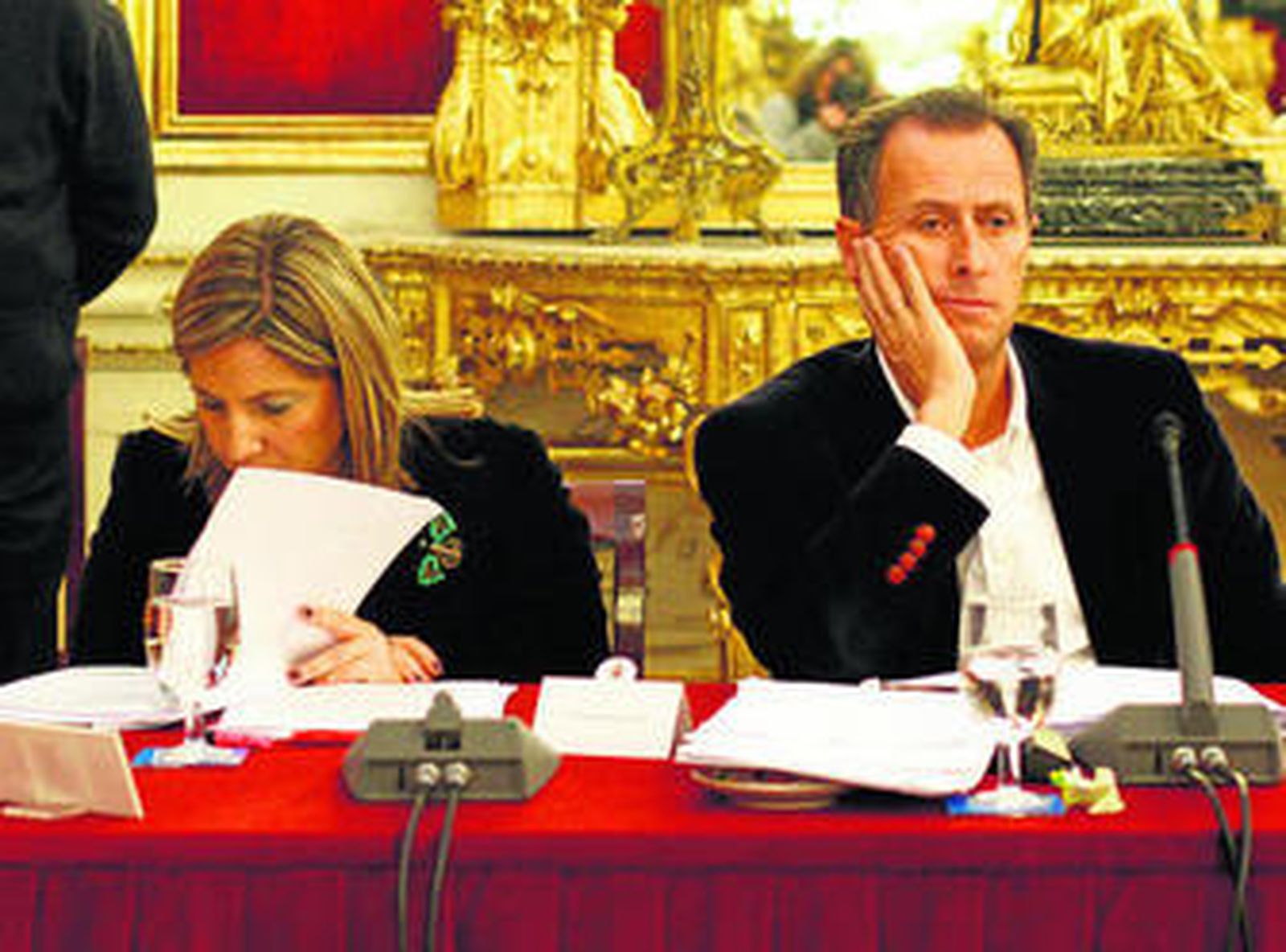 La imagen, tomada en el pleno de ayer, denota el distanciamiento entre Irene García y Román.