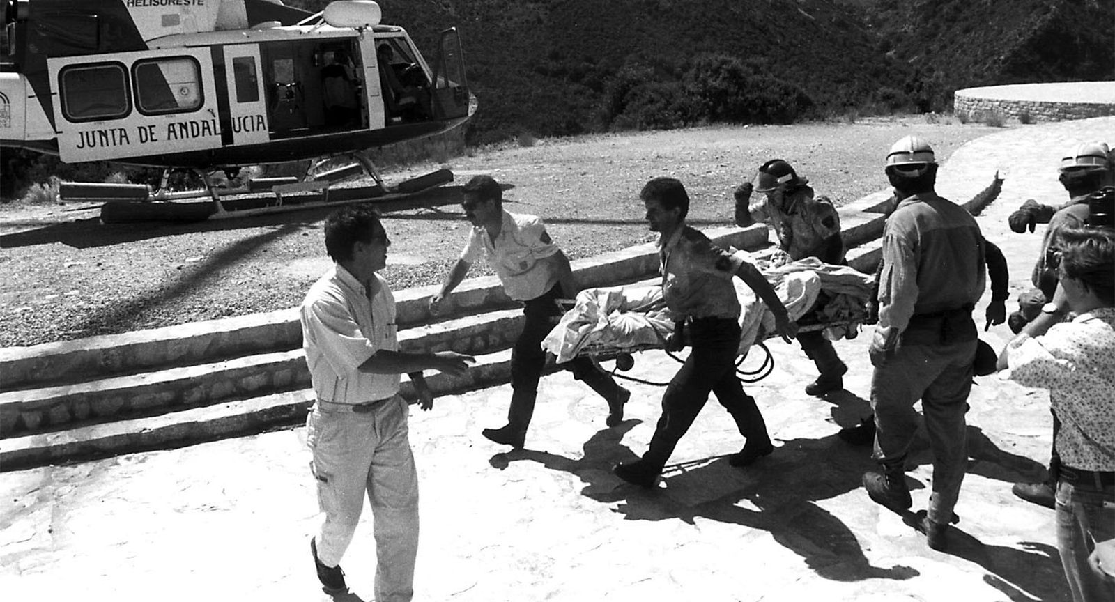 Trabajadores llevan al helicóptero el cuerpo de uno de los fallecidos en Monte Prieto en 1992.