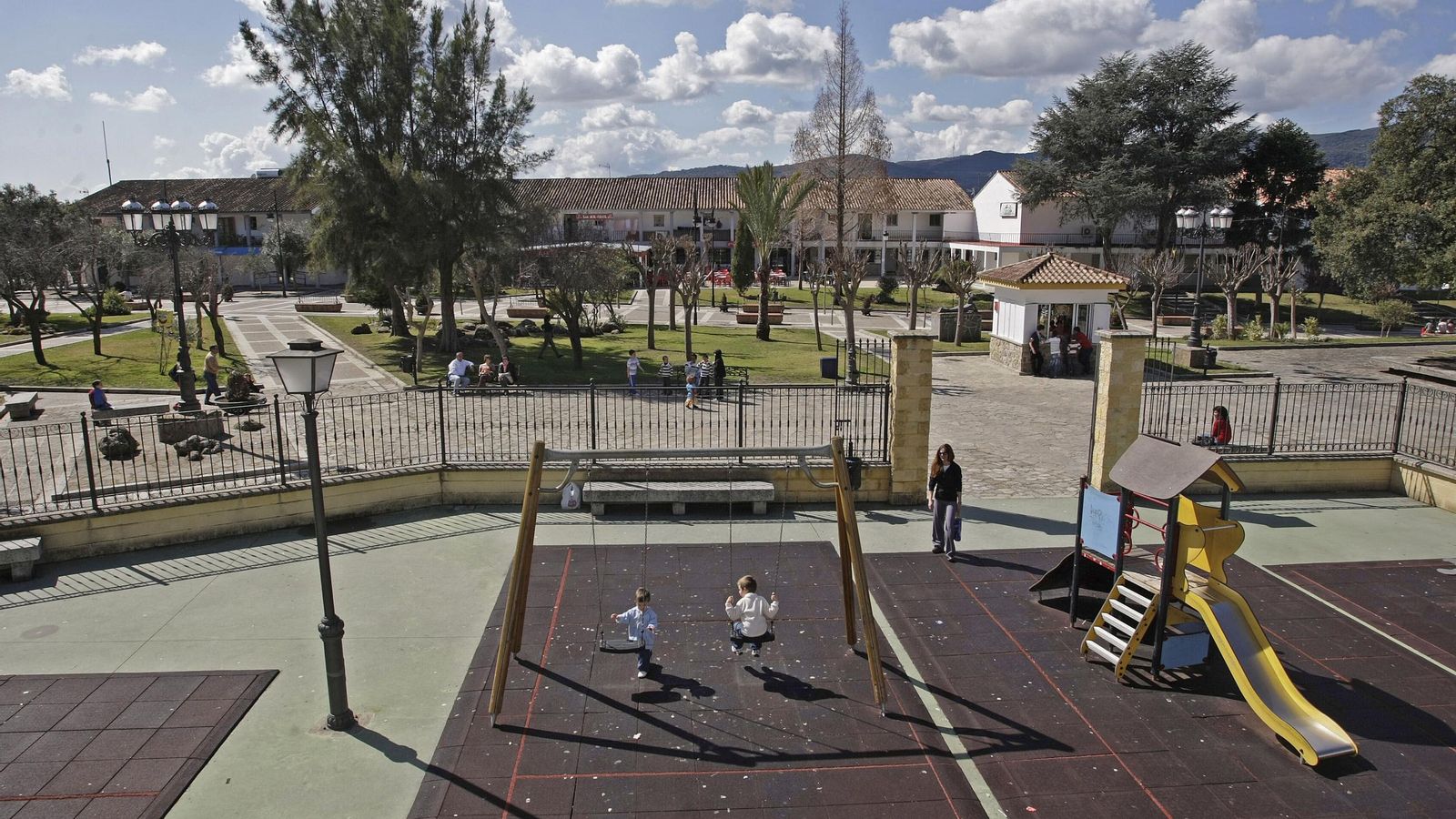 Dos niños en un columpio en Castellar de la Frontera.