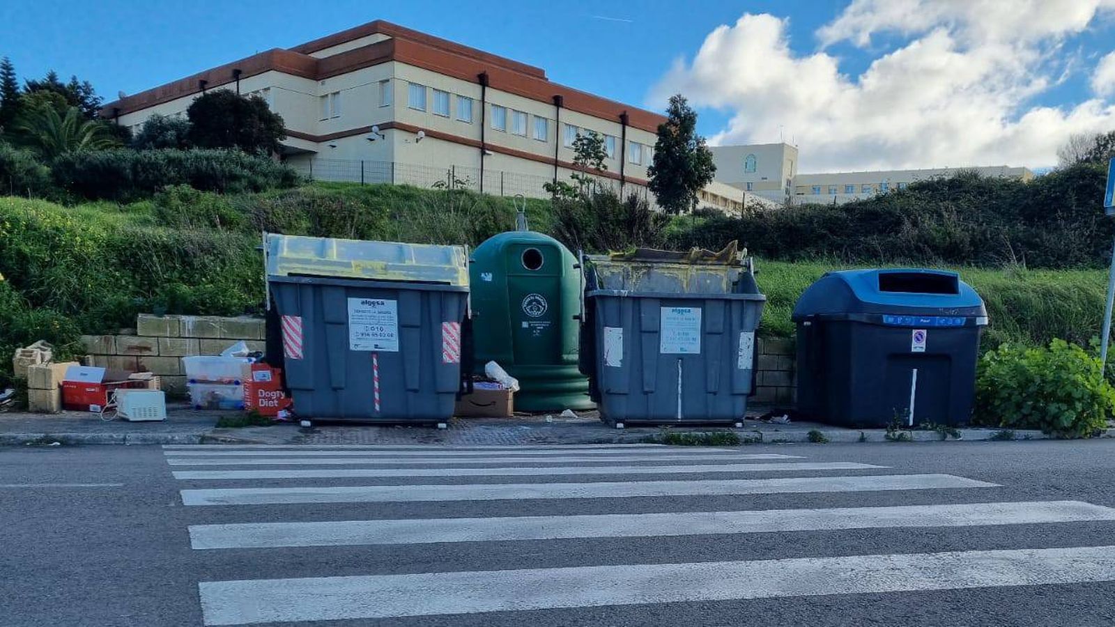 Los contenedores ocupando la acerca en la calle Deimos.