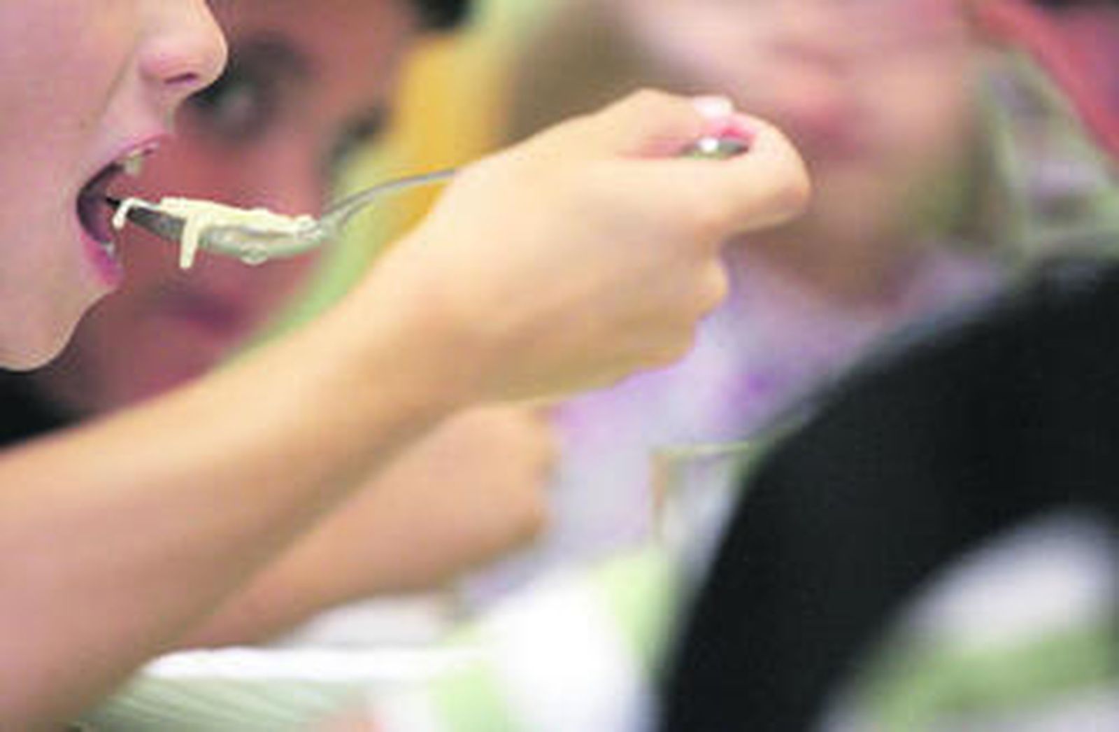 Un niño come sopa en el comedor escolar de un centro educativo.