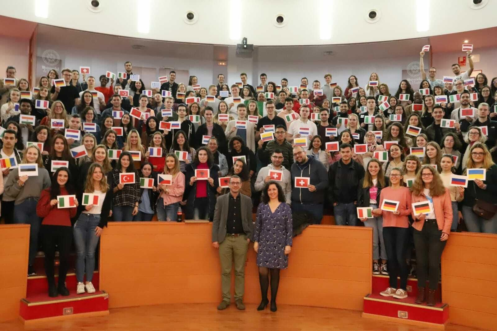 María Teresa Aceytuno y Juan José Gómez con los alumnos extranjeros.