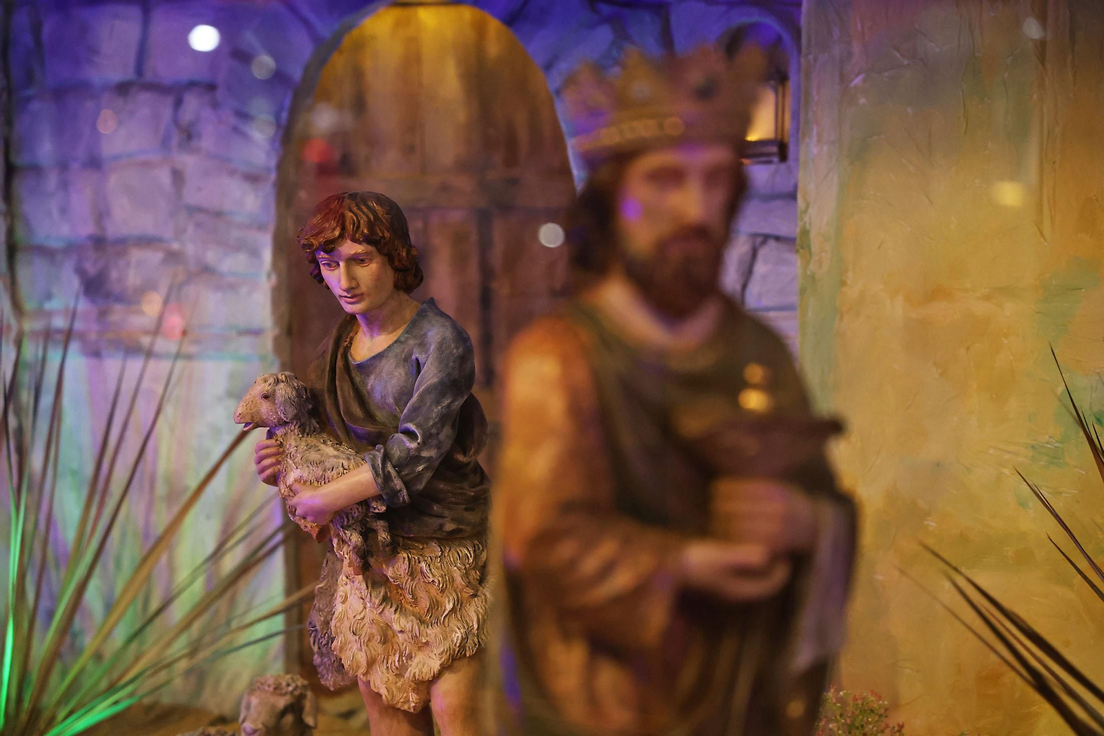 Imágenes de la inauguración del Belén Solidario del Consejo de Cofradías y Hermandades y el Corte Inglés