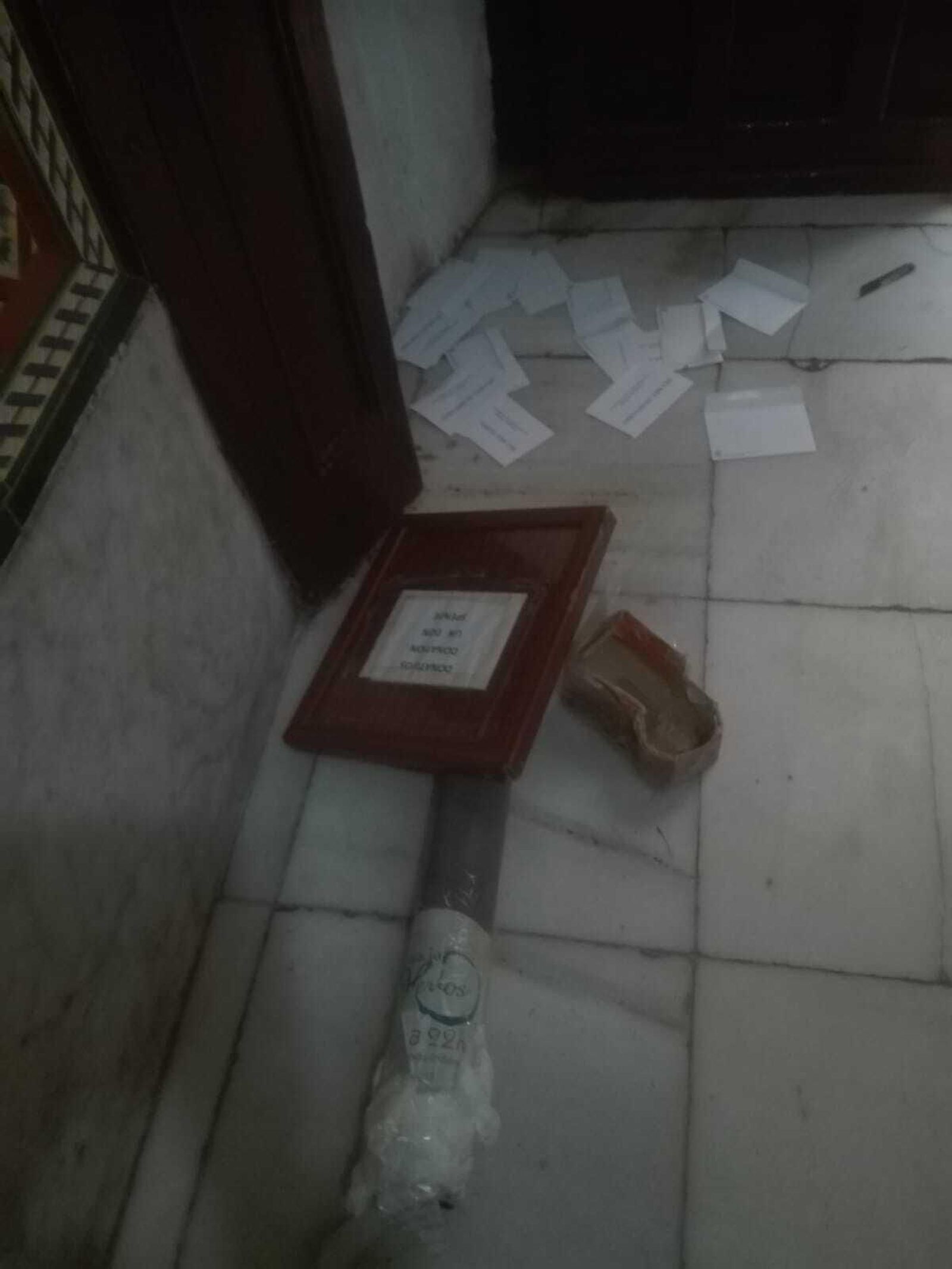 Cepillo para donativos de la iglesia de Santiago, que fue sustraído y reventado en plena calle hace unos días.