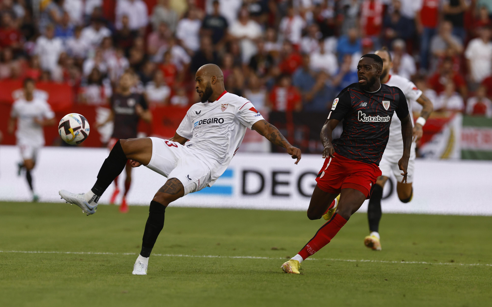 Marcao se dispone a golpear el balón ante Iñaki Williams.