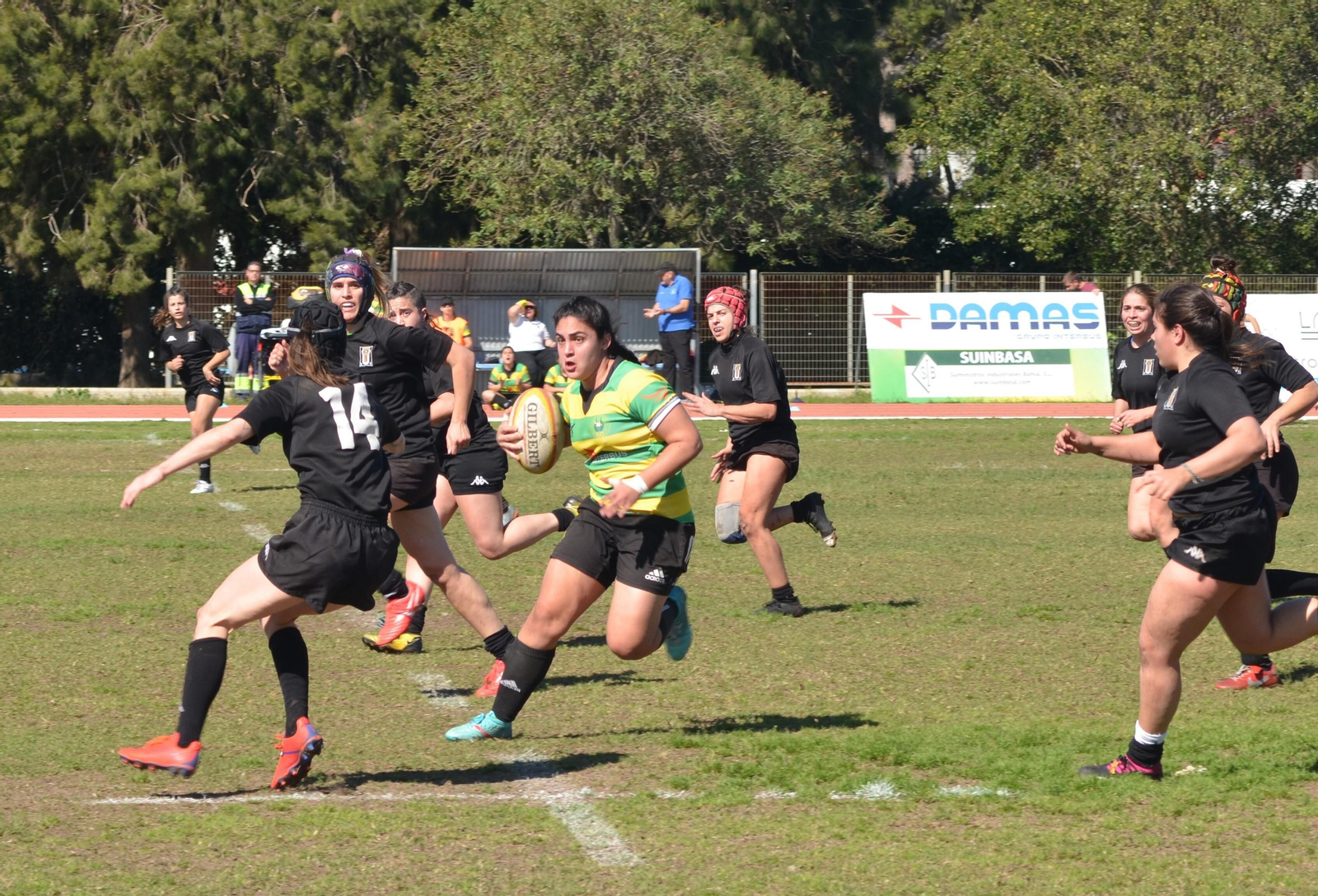 Una jugadora del CRAP intenta evadirse de jugadoras contrarias que la rodean. Una jugadora del CRAP intenta evadirse de jugadoras contrarias que la rodean.