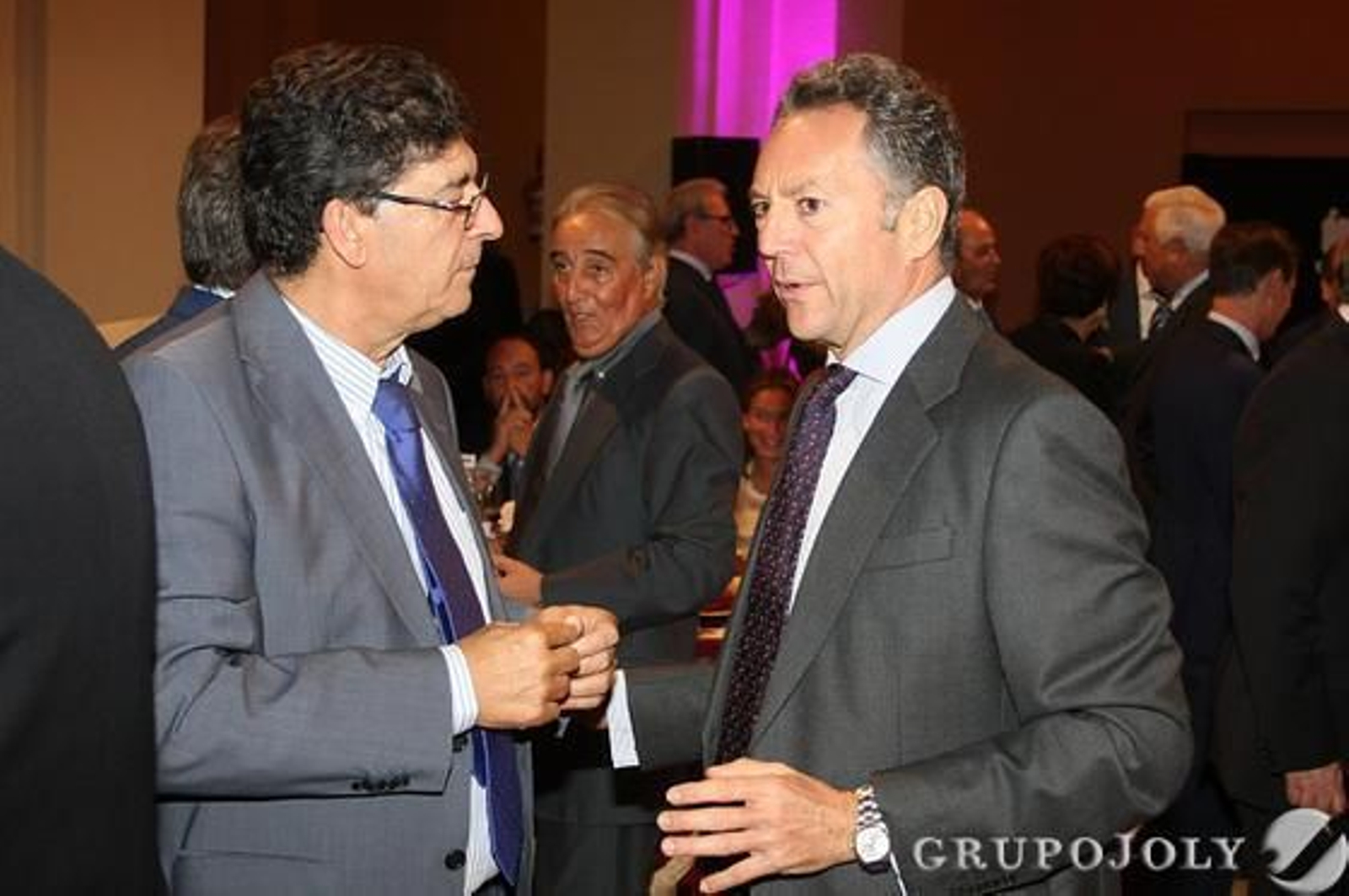 El vicepresidente de la Junta de Andalucía, Diego Valderas, con José Joly. 

Foto: Alberto Domínguez