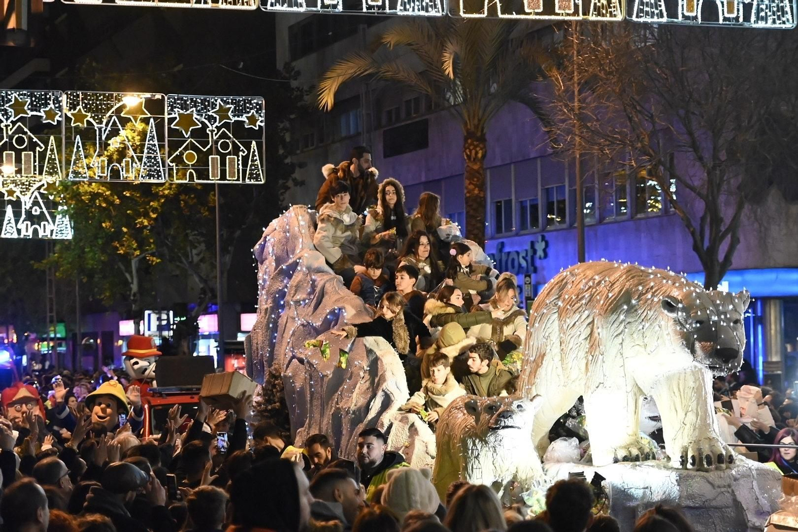 Así son las carrozas y pasacalles de la Cabalgata de Reyes Magos de Córdoba, en imágenes