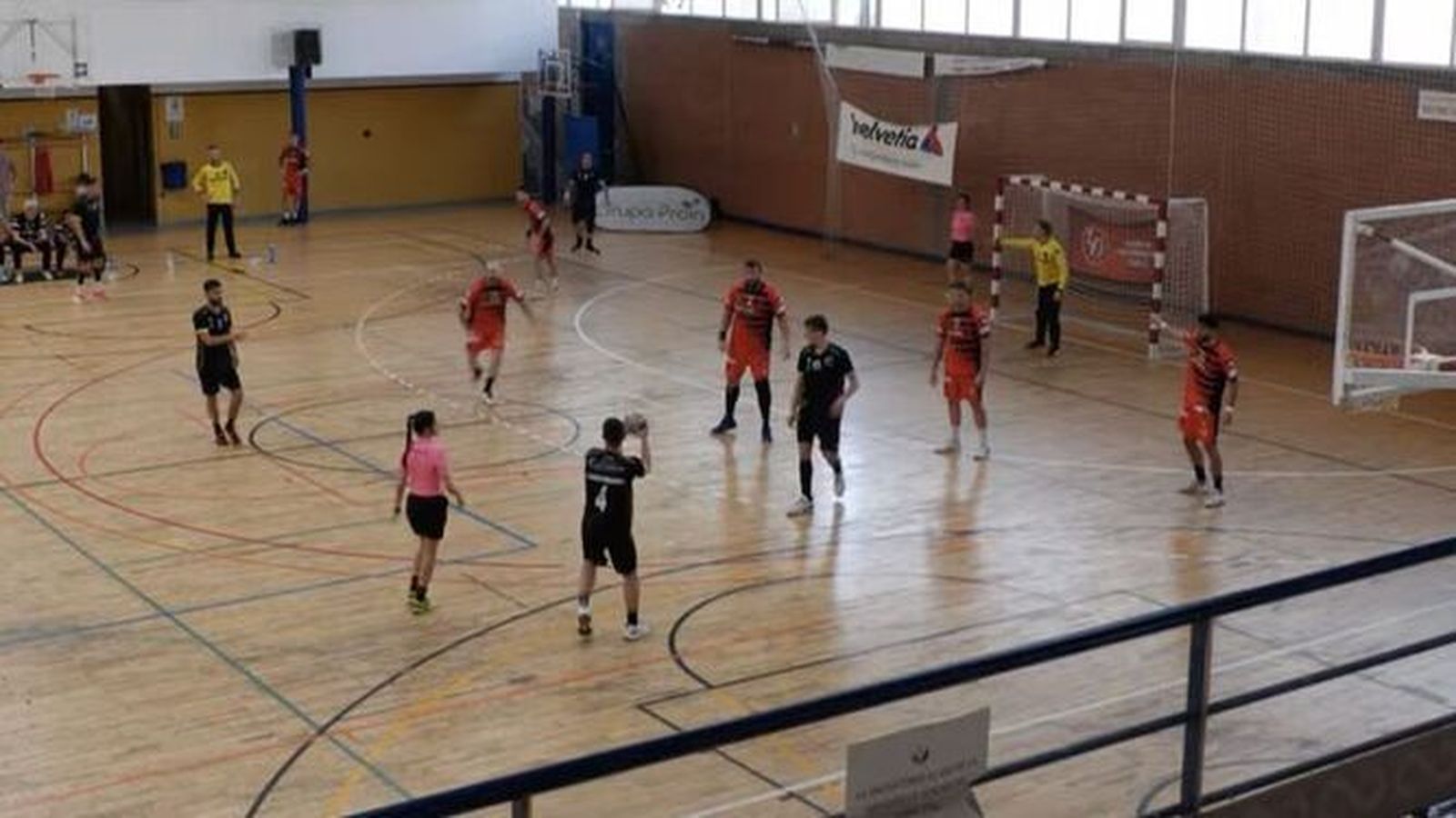 El Helvetia BM Prointegrada defiende un ataque algecireño.