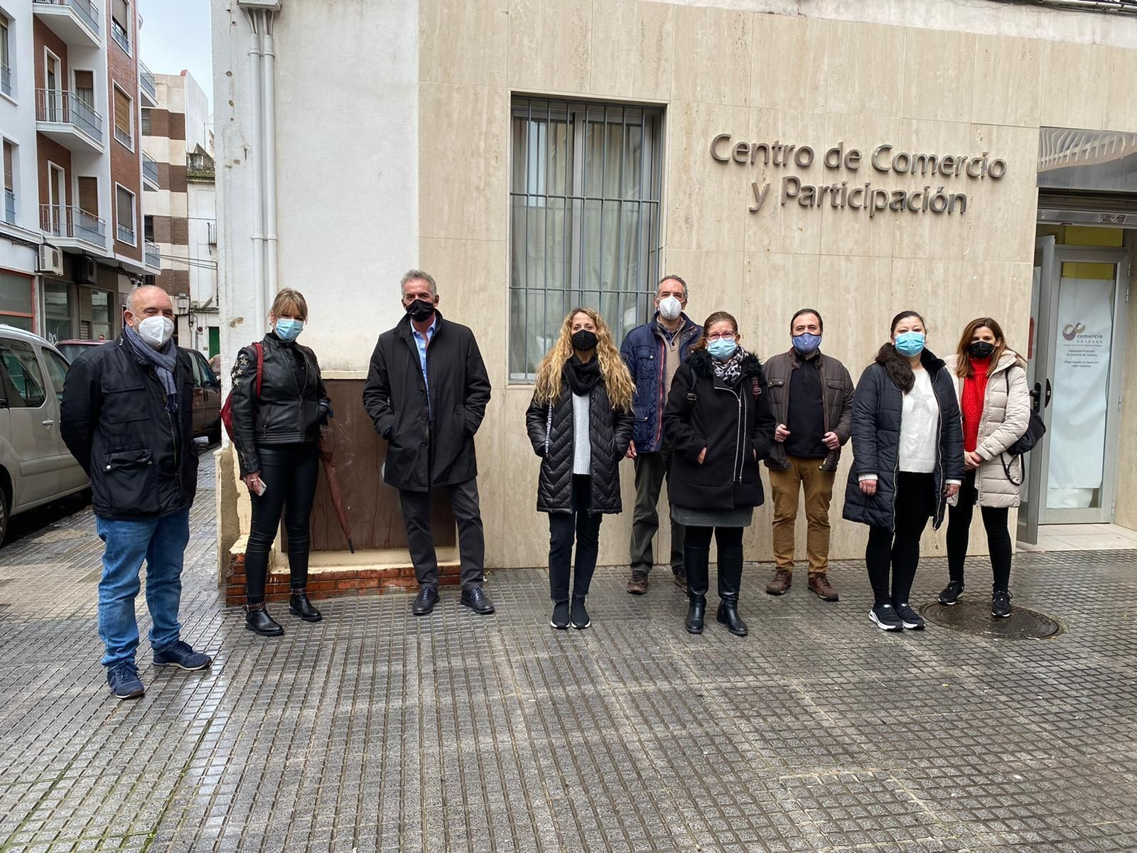 María Amo y la renovada junta directiva de la Asociación Empresarios Judería-Casco Histórico.