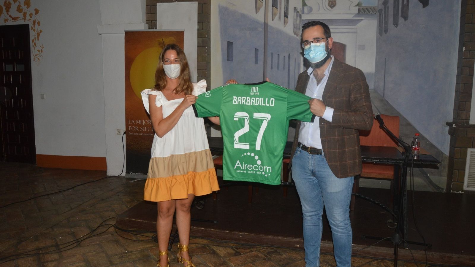 Miguel González Saborido, presidente del Sanluqueño, entregó una camiseta a Esther Gutiérrez, directora de marketing y comunicación de Bodegas Barbadillo, por las 27 temporadas que la firma sanluqueña lleva patrocinando al Atleti.