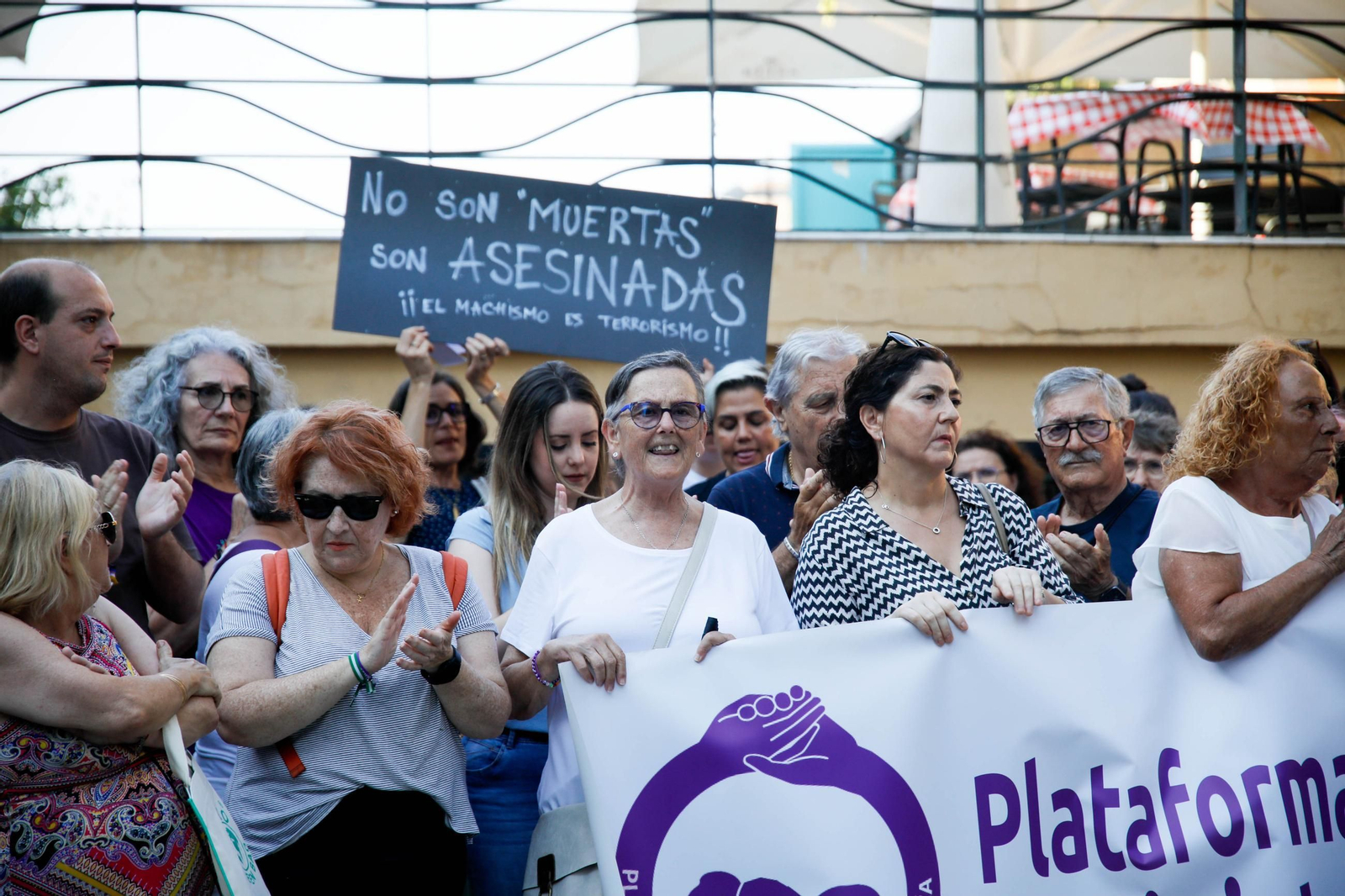 Las imágenes del minuto de silencio en el Mirador de la Rambla por la mujer asesinada en Almería