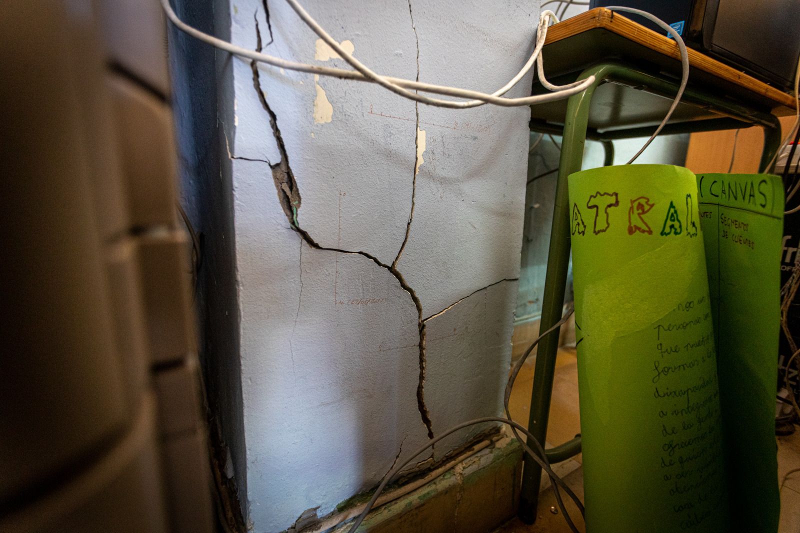 Una grieta en el antiguo colegio Carmen Jiménez.