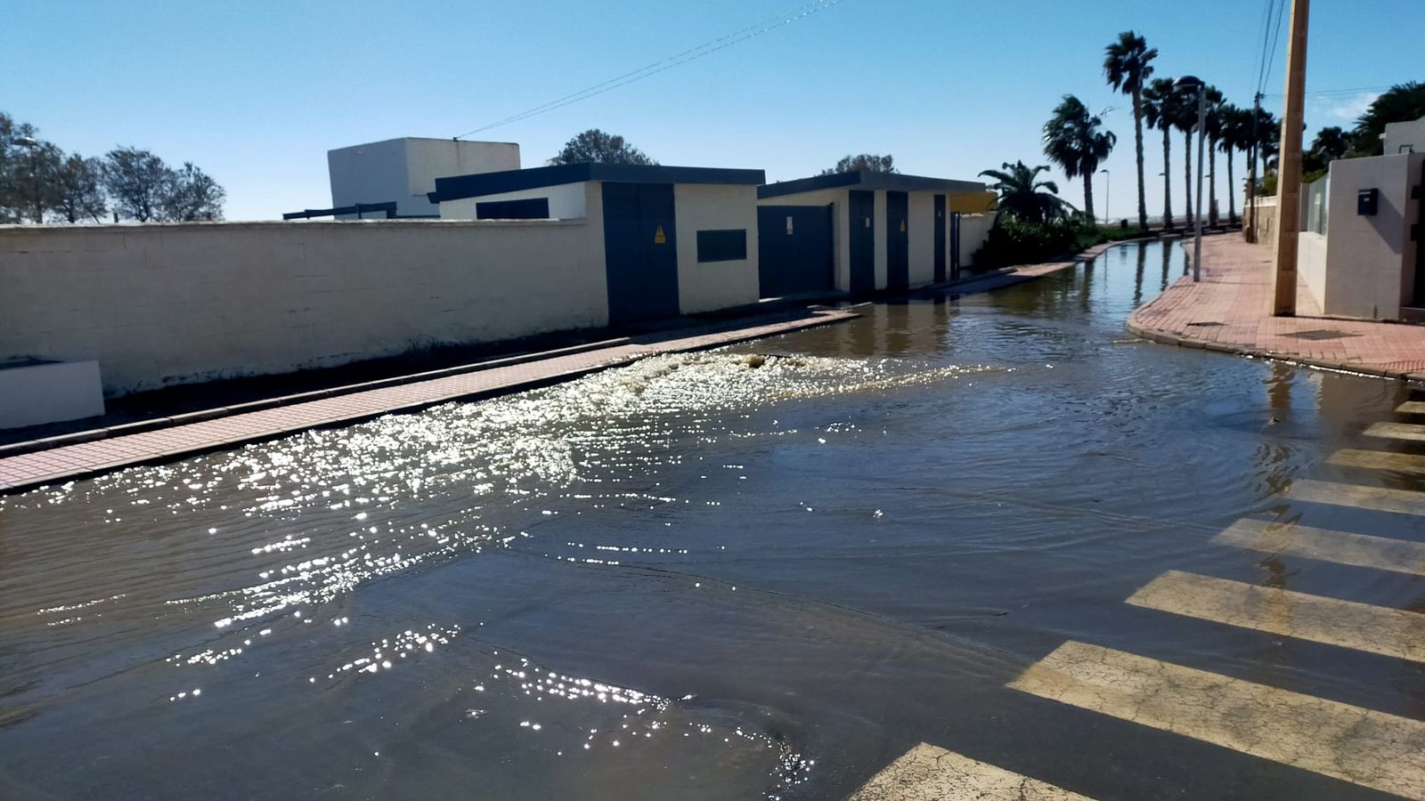 Así se encontraba este mediodía la avenida Marinera de Costacabana
